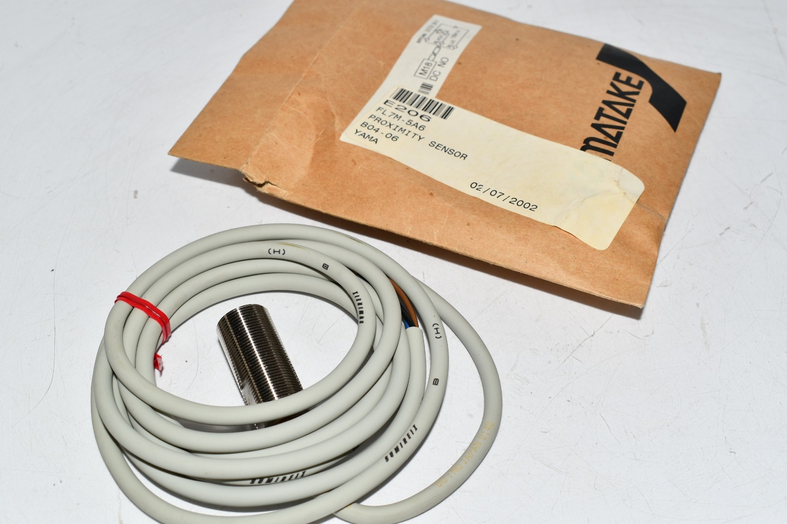 NEW Yamatake FL7M-5A6 Cylindrical Proximity Sensor - DC 3-Wire, 18 mm, NPN, NO,