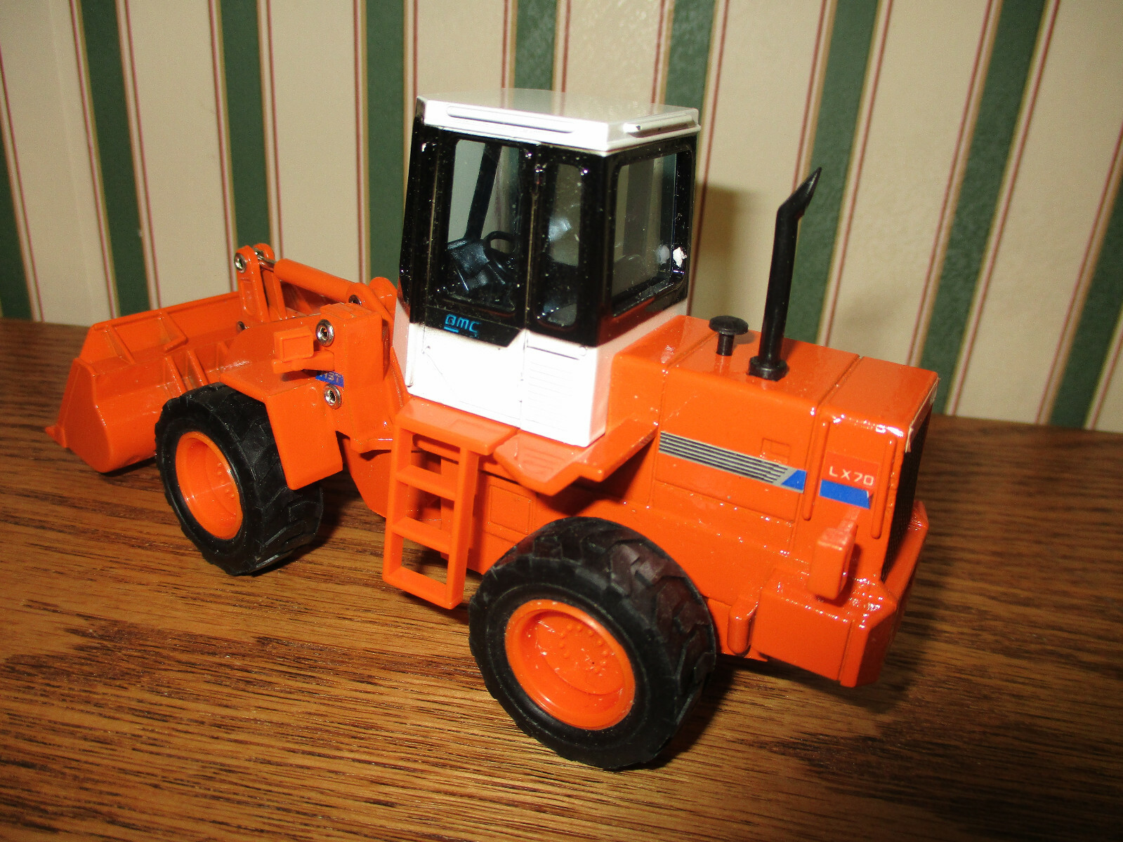 Hitachi LX70 Wheel Loader By Shinsei 1/40th Scale