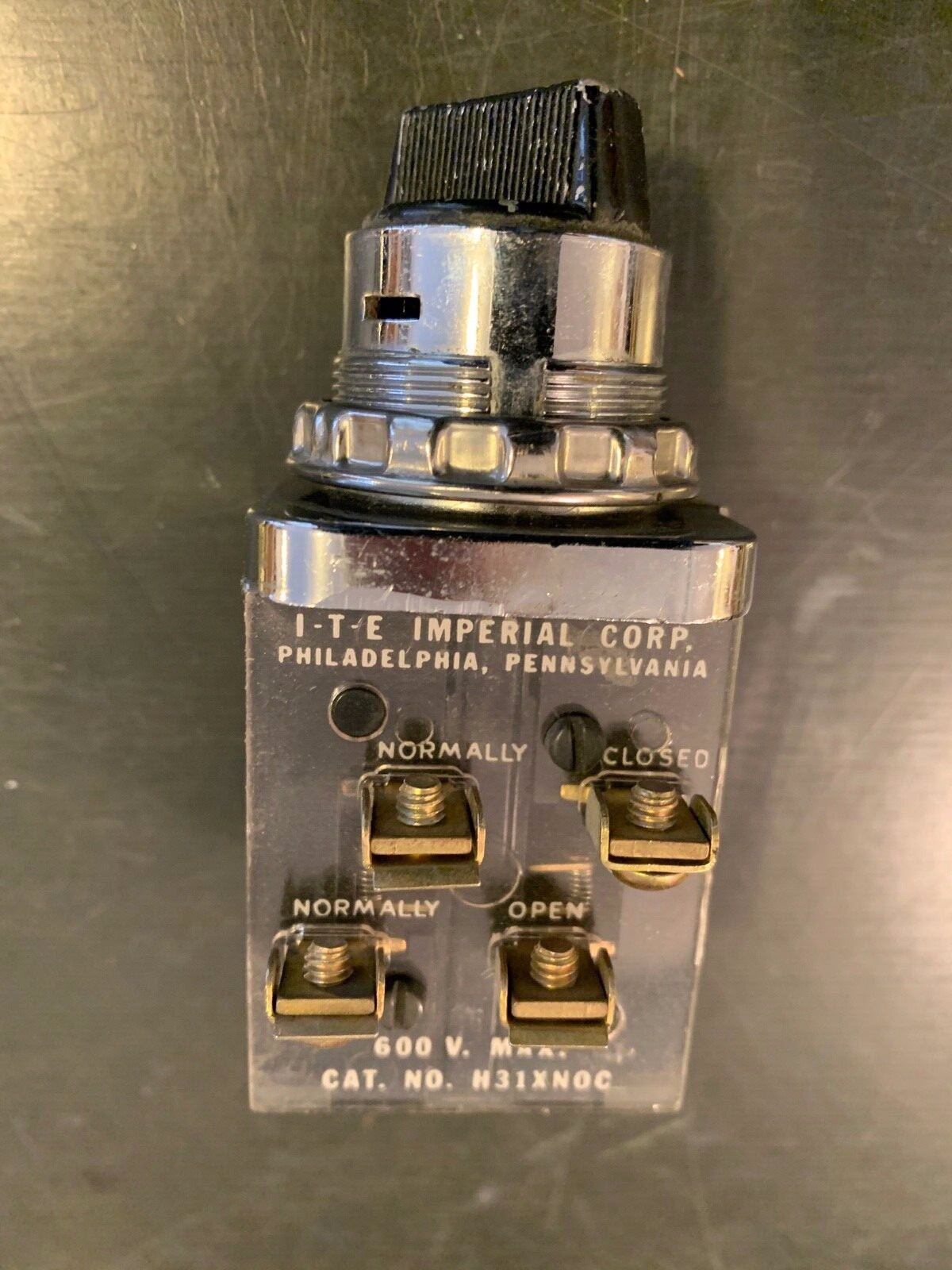 ITE Siemens 2 Position Maint Selector Switch with (2) H31XNOC Contact Blocks