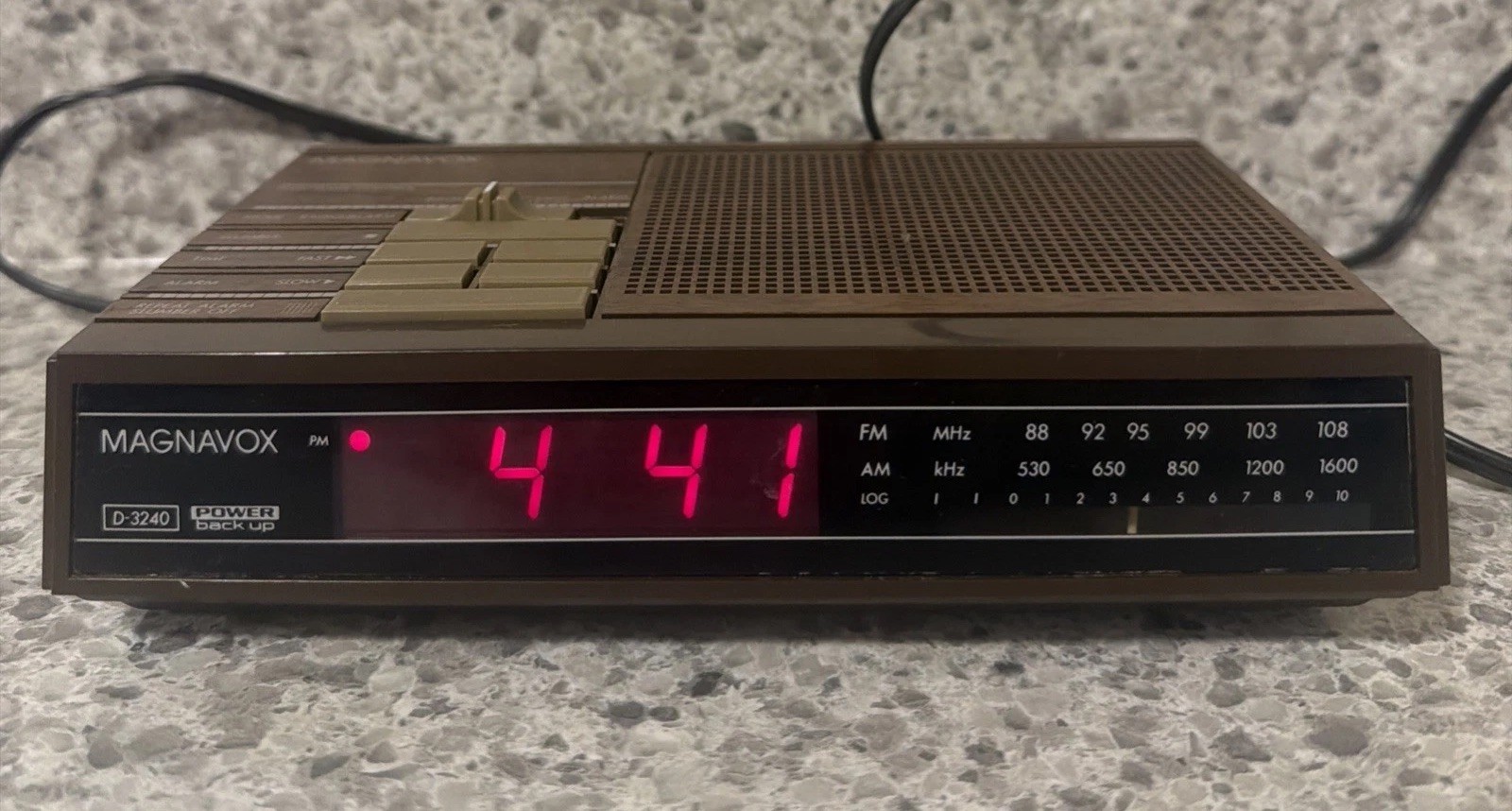 Vintage Magnavox D-3240/17 AM/FM Clock Radio Alarm Snooze Works Great Battery BU