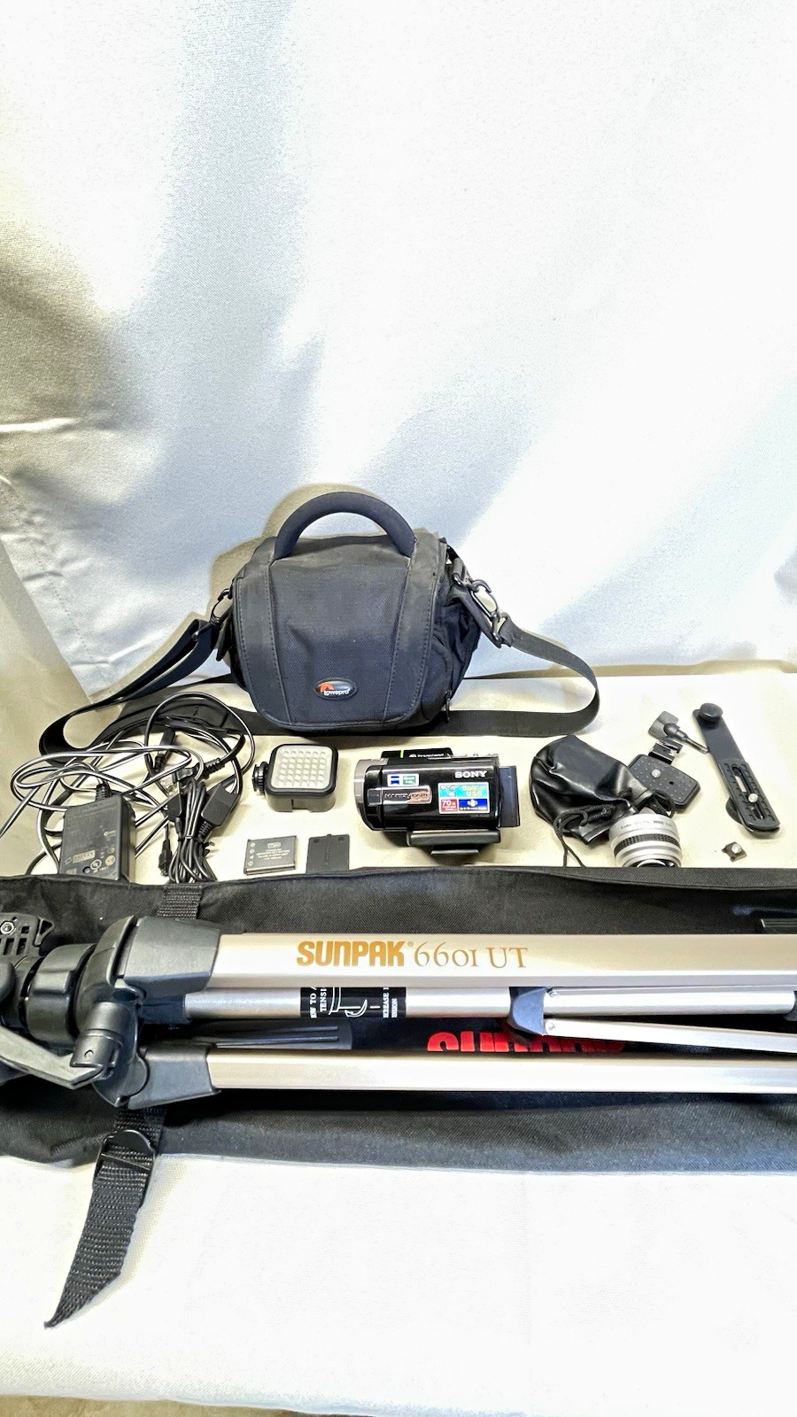 Sony Handycam DCR-SX45 Camcorder Bundle w/ Sunpak 6601UT Tripod Bag
