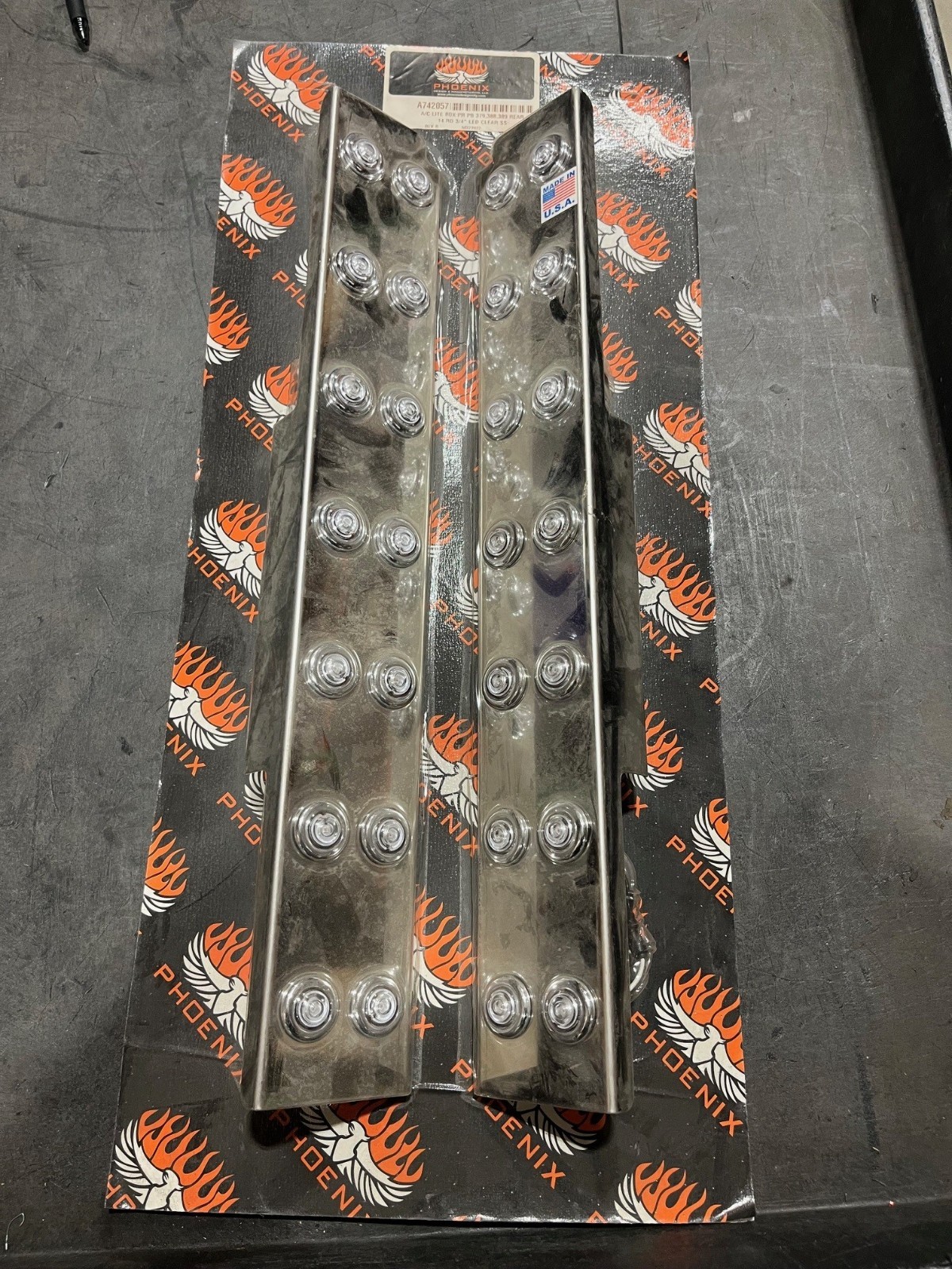 A742057 PB 379, 388, 389 REAR 14 RD 3/4" LED CL SS A/C Lite Box Shipping Include