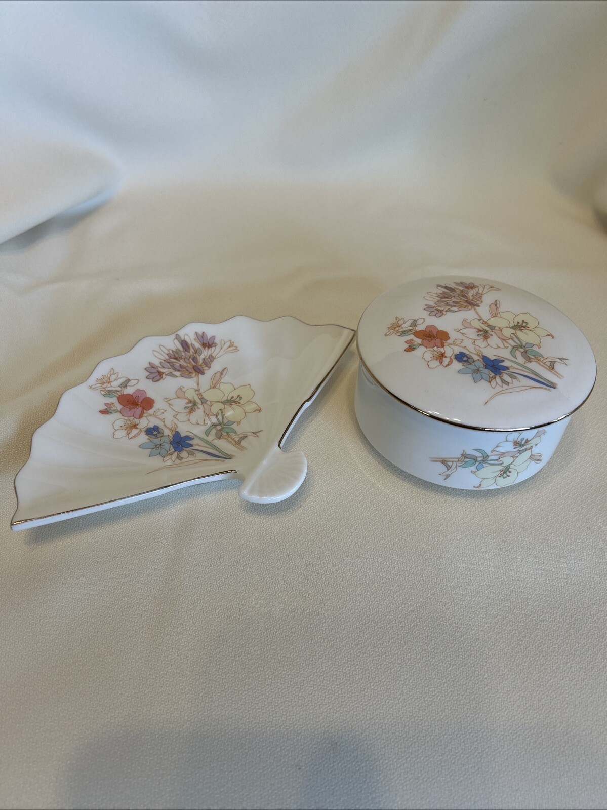 Vintage Porcelain Round Trinket Box Trinket Dish/Fan Floral Pattern Japan MARKED