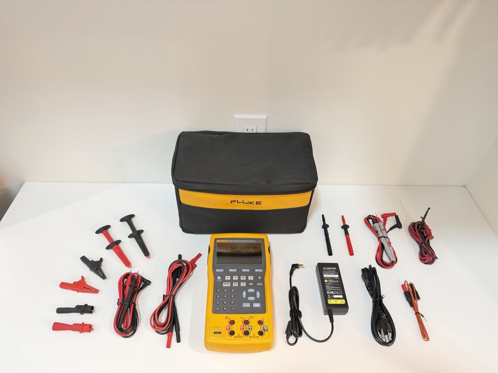 FLUKE 753 DOCUMENTING PROCESS CALIBRATOR W/ ACCESSORIES -FREE SHIPPING (TESTED)