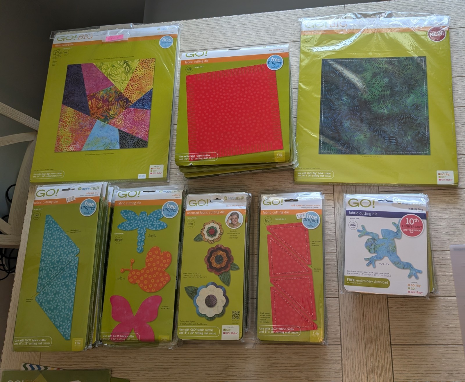 AccuQuilt GO!  huge lot of 33 dies 11 Mats Most Are New