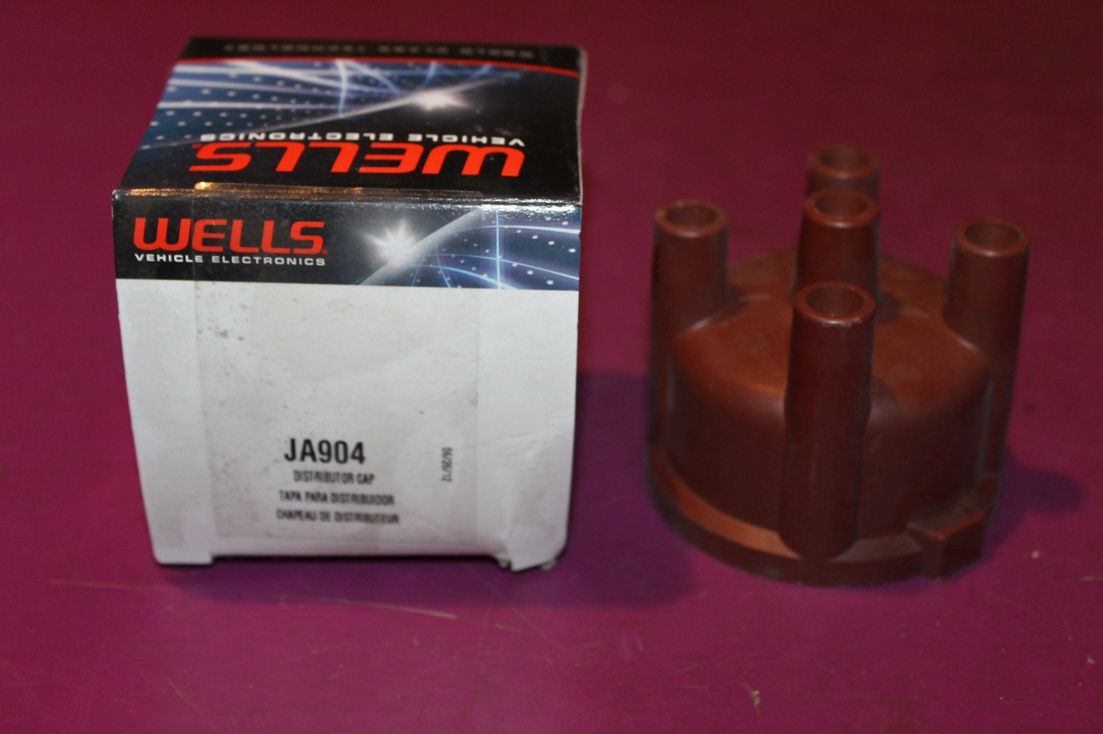 Wells Distributor Cap. Part JA904. Fits some Toyota. See pic.