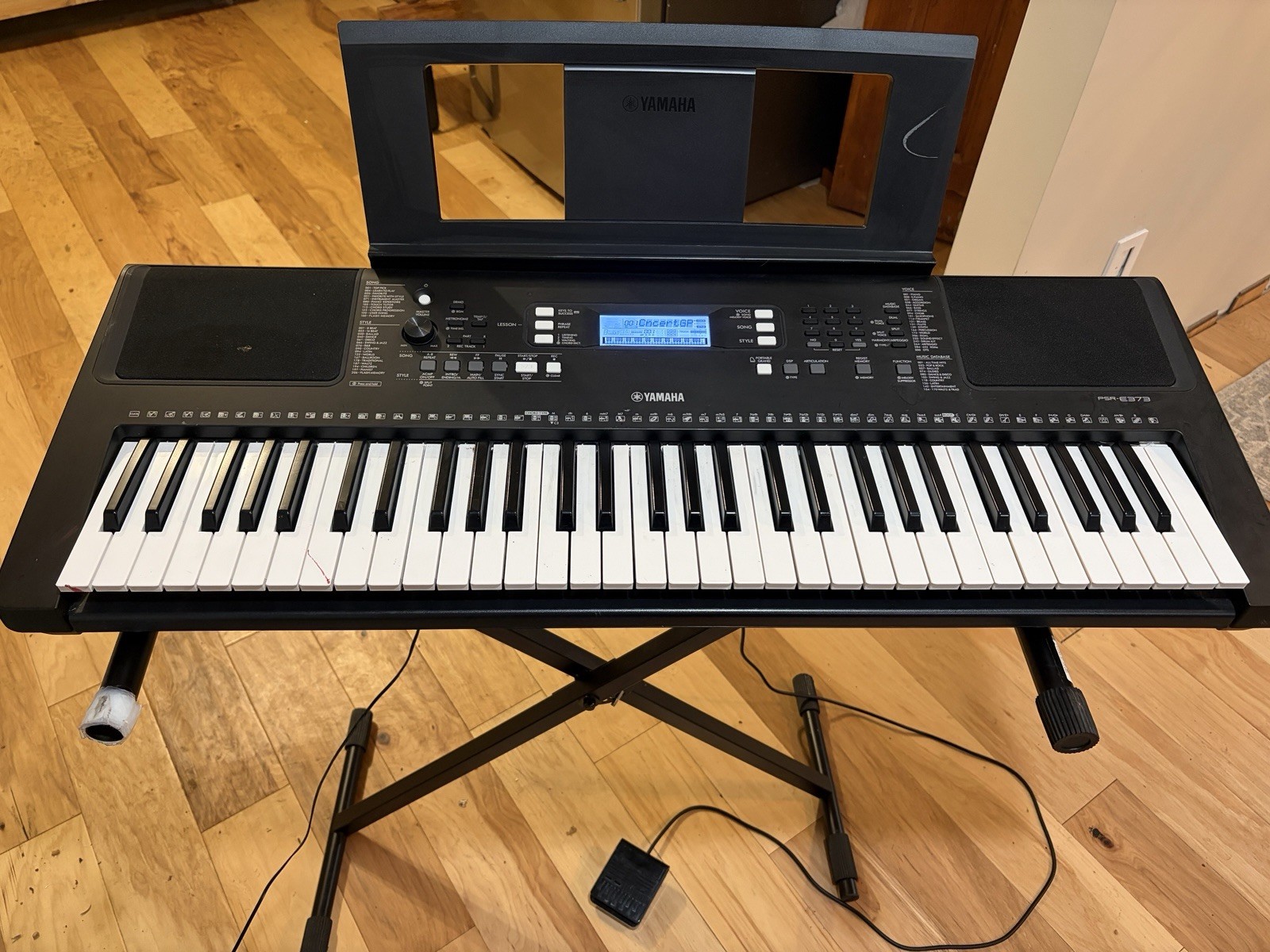 Yamaha PSR-E373 61-Key Portable Keyboard Electronic Piano Black With Stand