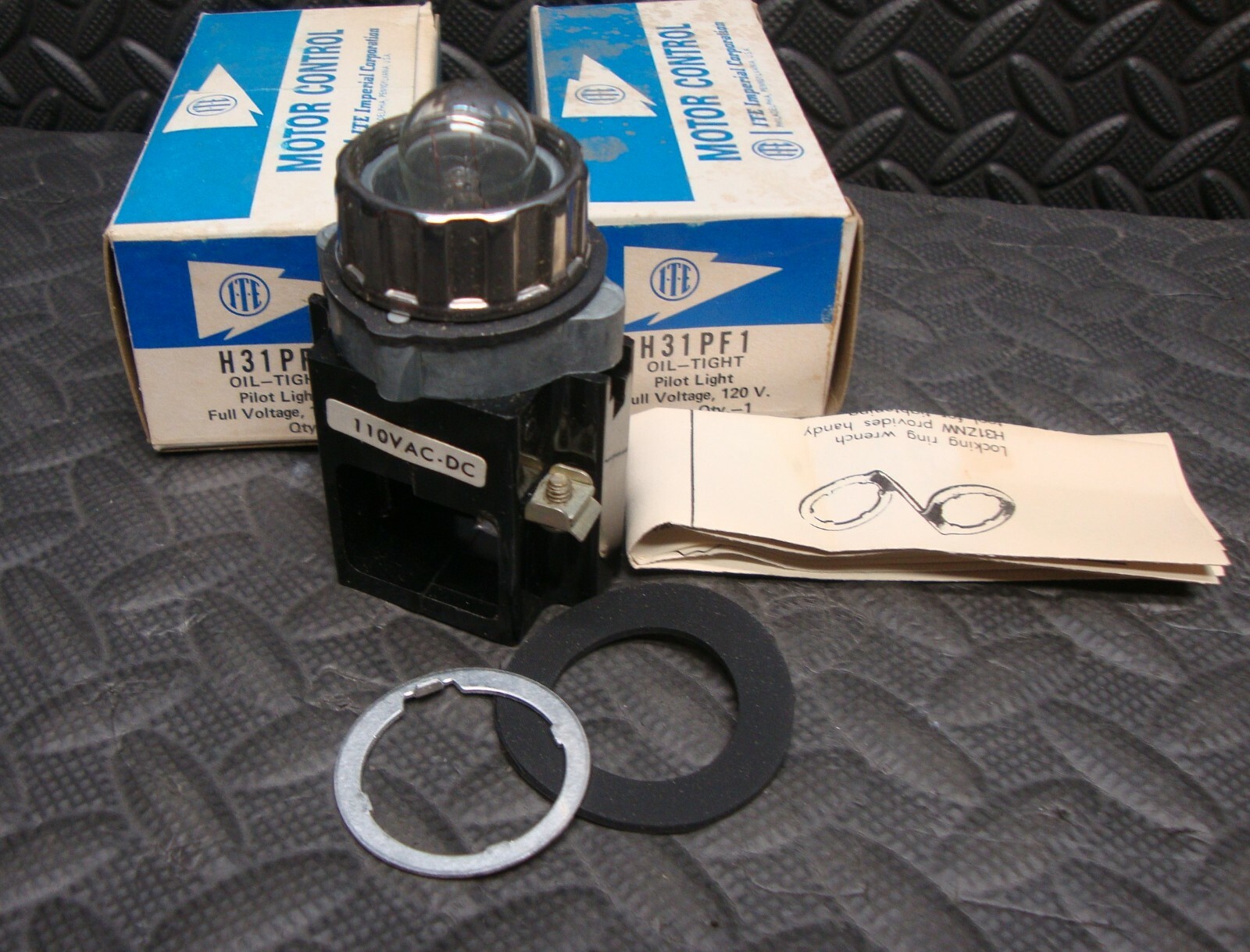 2 Lot NEW ITE Siemens H31PF1 Oil Tight Pilot Light 120 Volt
