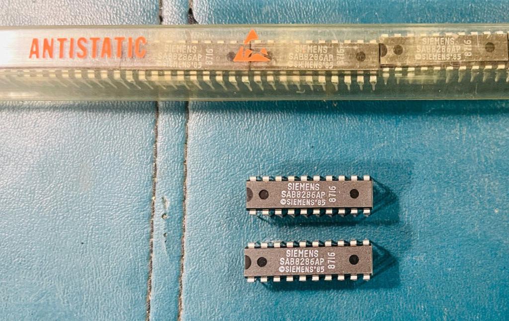 NOS LOT of 2 SIEMENS SAB8286AP OCTAL BUS TRANSCEIVER IC  - SHIPS from USA