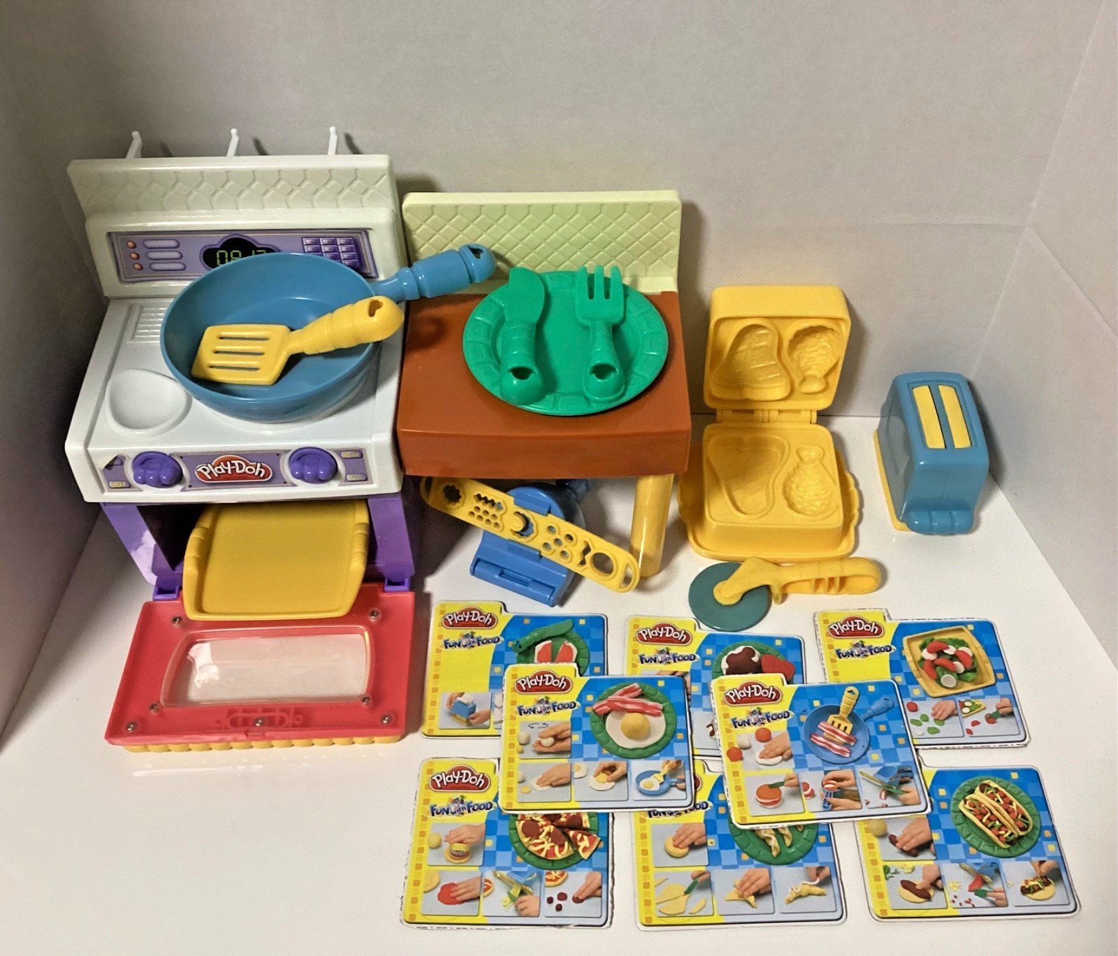 Play-Doh Makin’ Kitchen Playset - 2003 - 12 pieces - all 8 recipes -