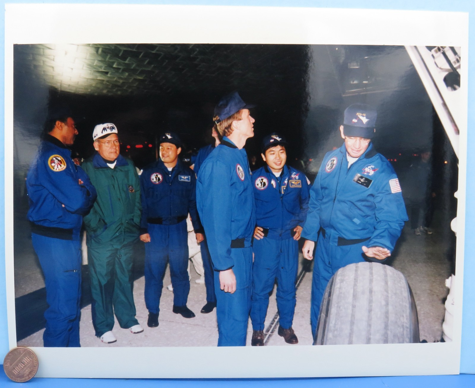 NASA press PHOTO STS-72 Endeavour Astronauts Visit w/ KSC Director HONEYCUTT 163