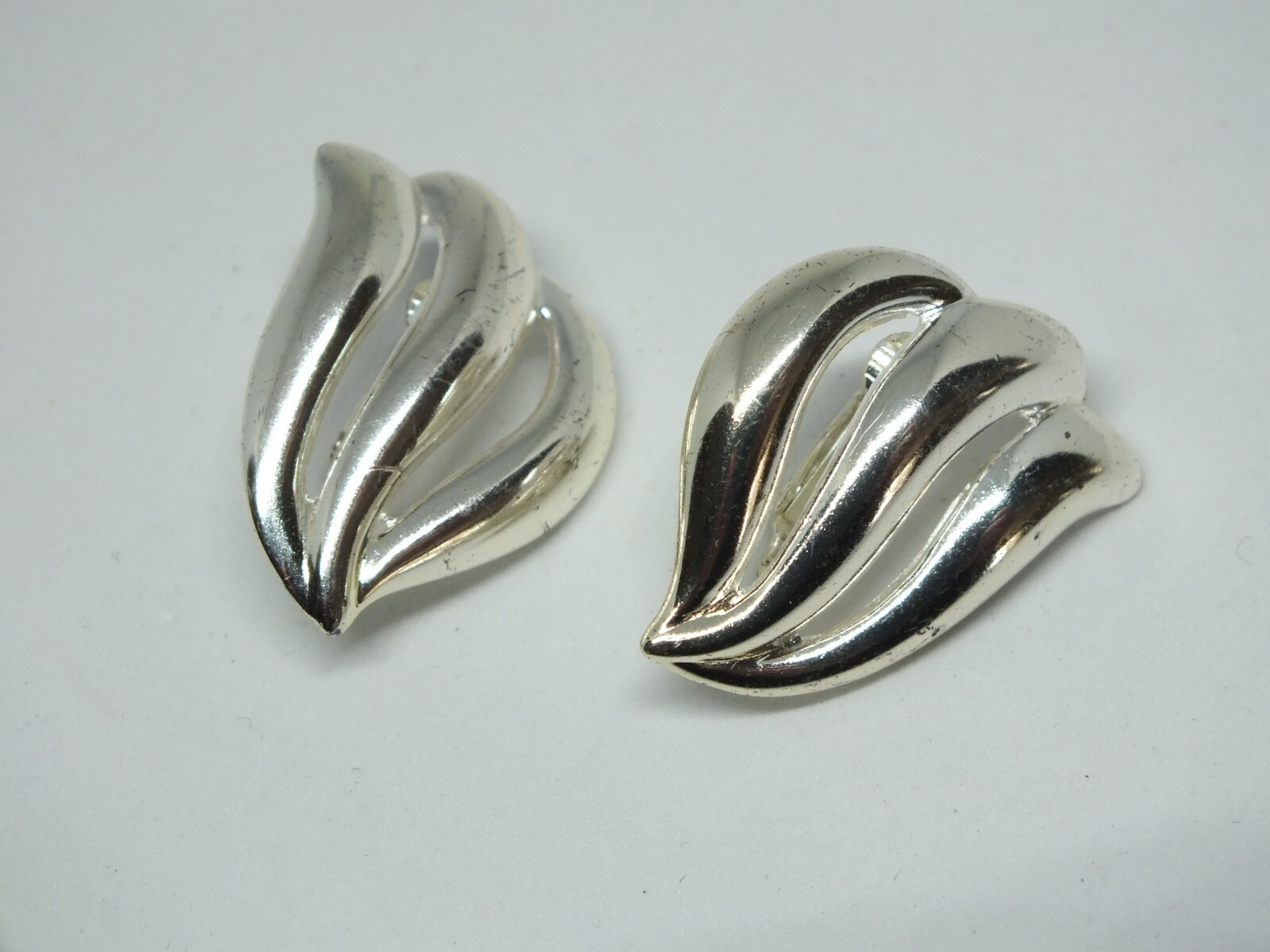 Beautiful Clip Earrings Silver Tone Signed Sarah Coventry 1 1/4" Long NICE