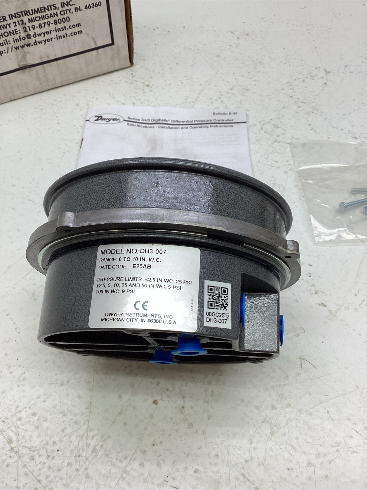 Dwyer DH3-007 Digihelic Differential Pressure Controller Series DH3 NIB