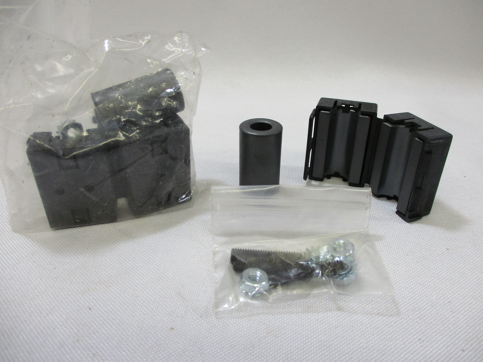 *NEW* (LOT OF 2) FAIR-RITE VO ROUND CABLE SUPPRESSION SNAP-ON