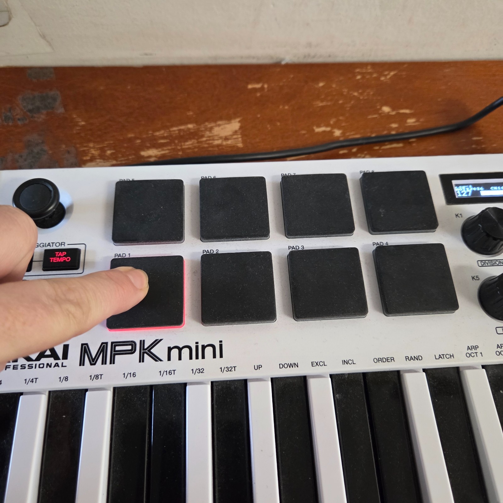 Akai Professional MPK Mini MIDI Keyboard Controller White w/ 37 Black Keys