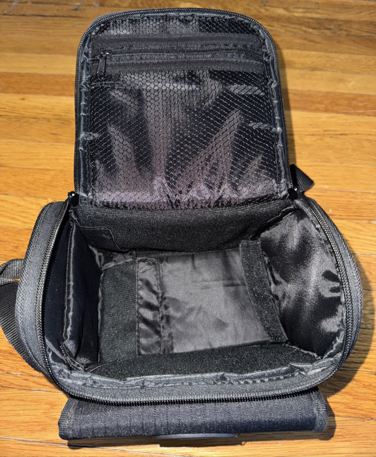 Courier Series Camera Case Size: Medium (5.5" H x 7" W x 5" D)