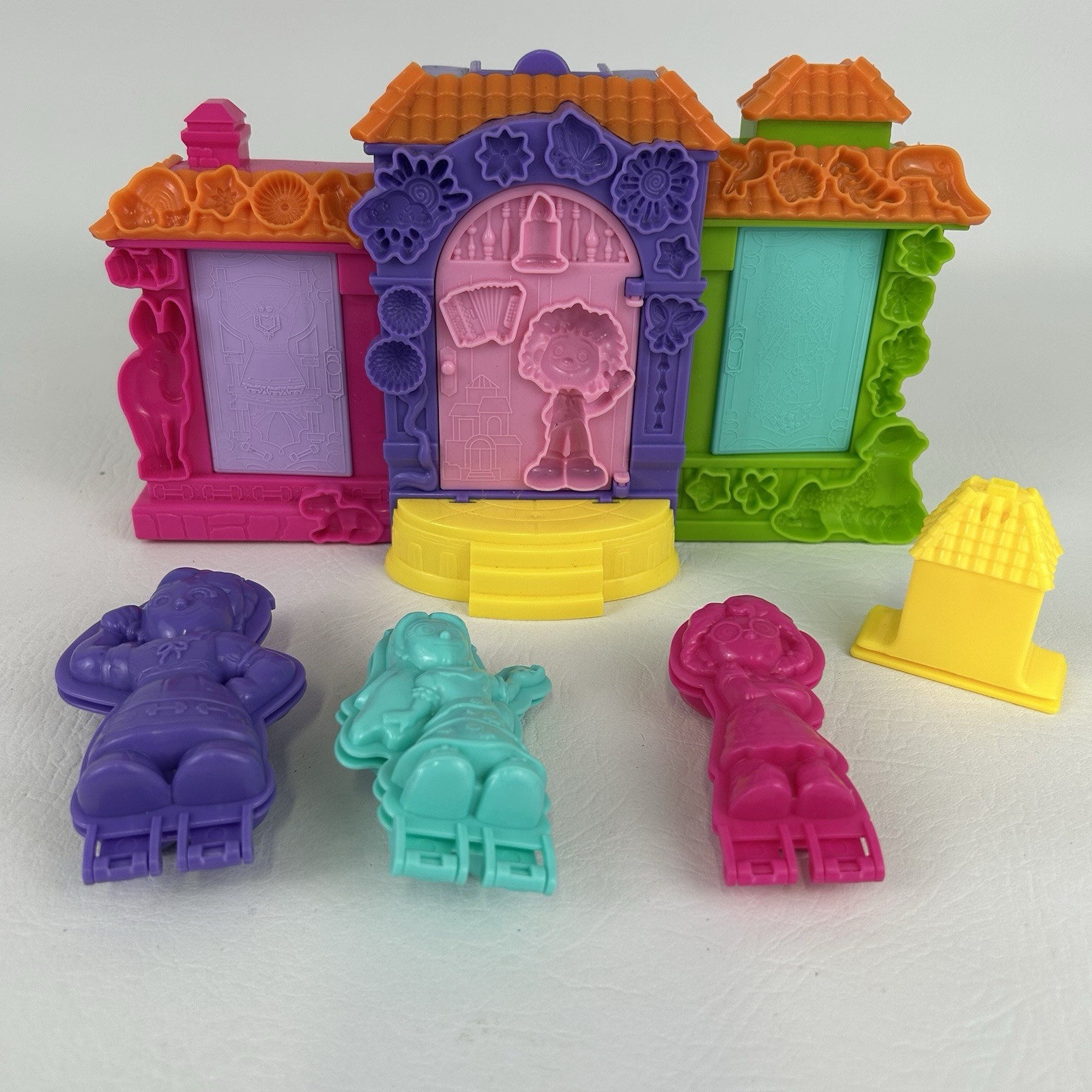 Disney Encanto Magic Dough Castle Molds DIY Mirabel Isabel Playset Toy