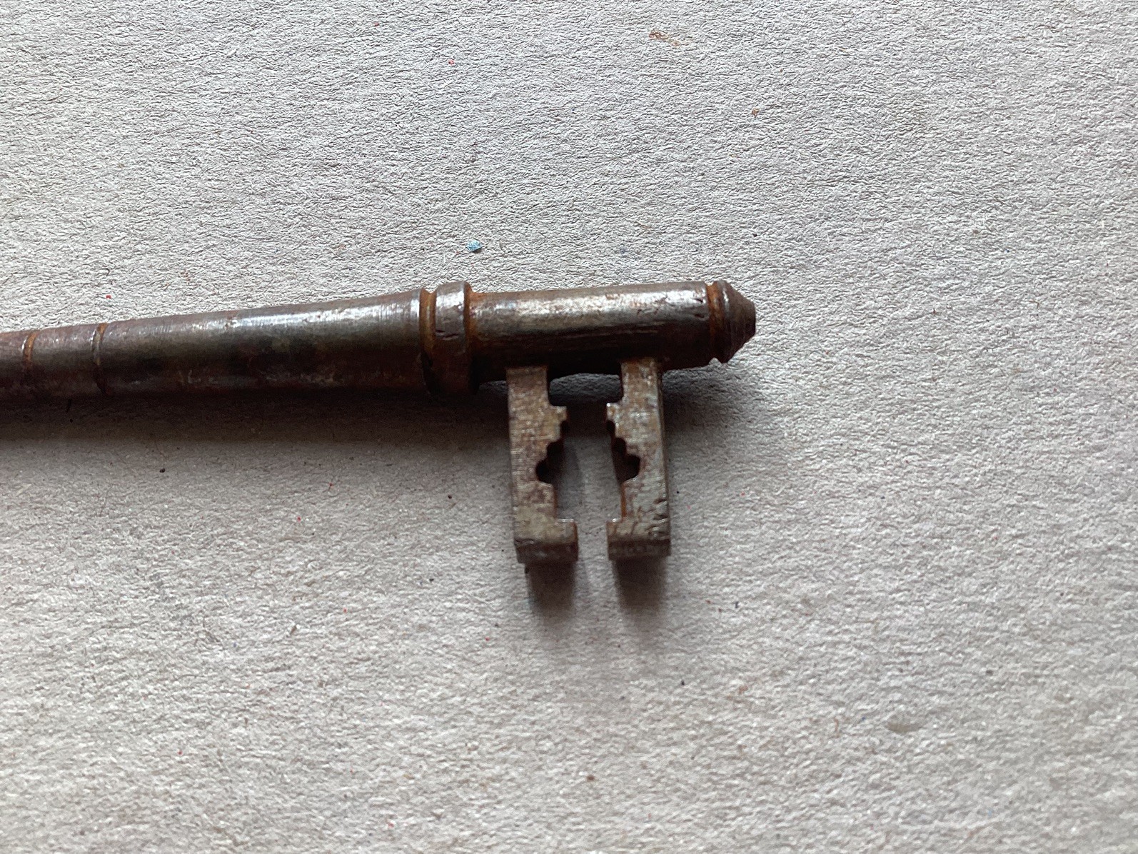 ANTIQUE / EDWARDIAN IRON LOCKING KEY WITH DISTINCTIVE FEATURES. (Ref 67)