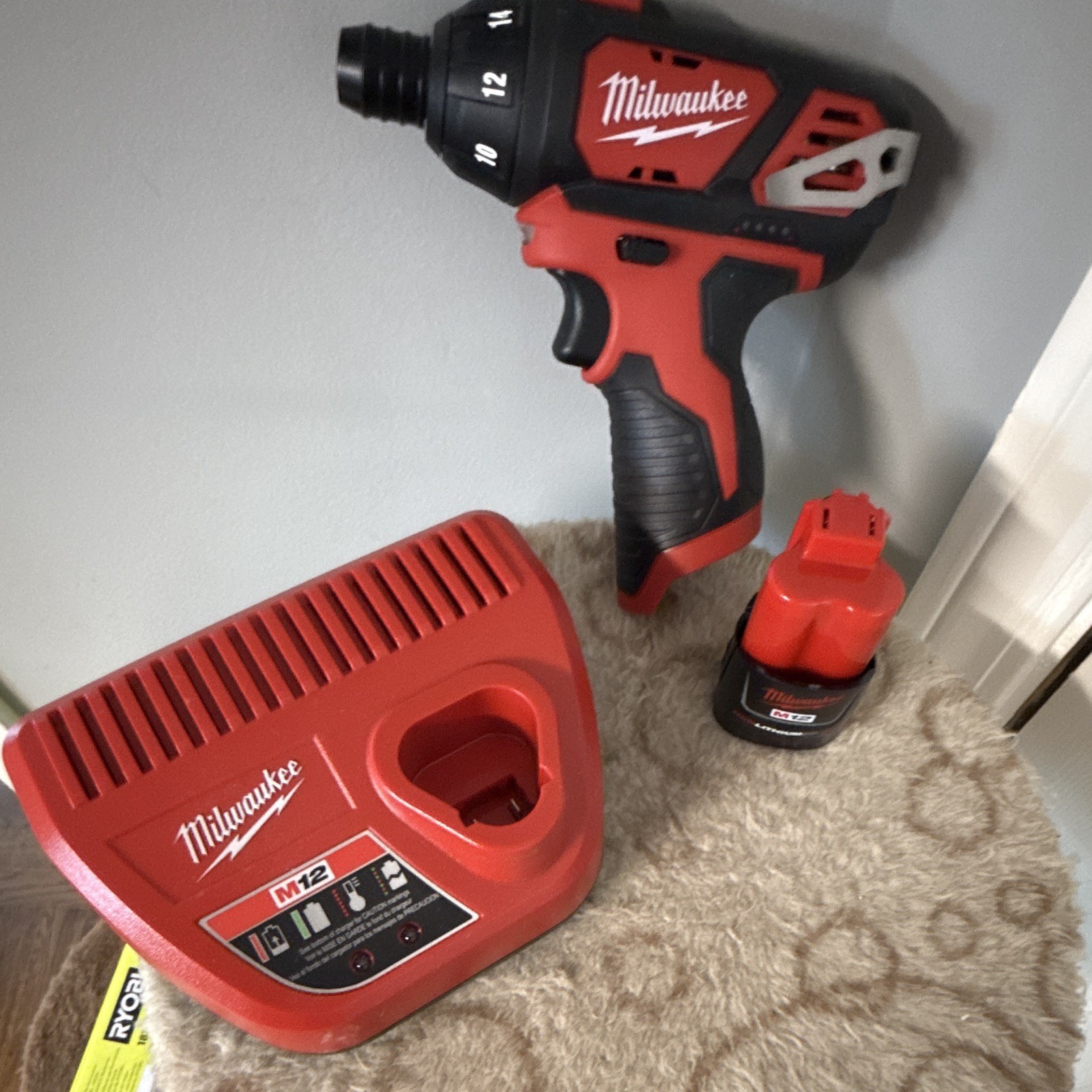 Milwaukee M12 12V Cordless Screwdriver w/ 2.0Ah Li-Ion Battery & Charger