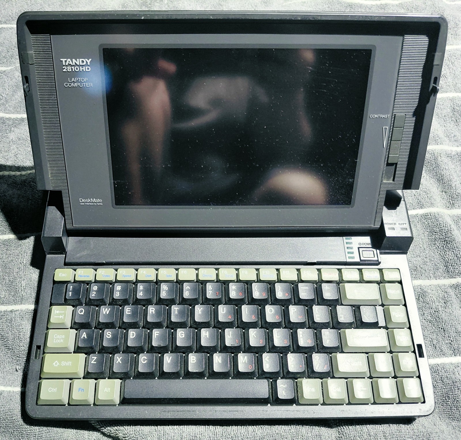 Vintage Tandy 2810 HD Laptop w/carrying bag