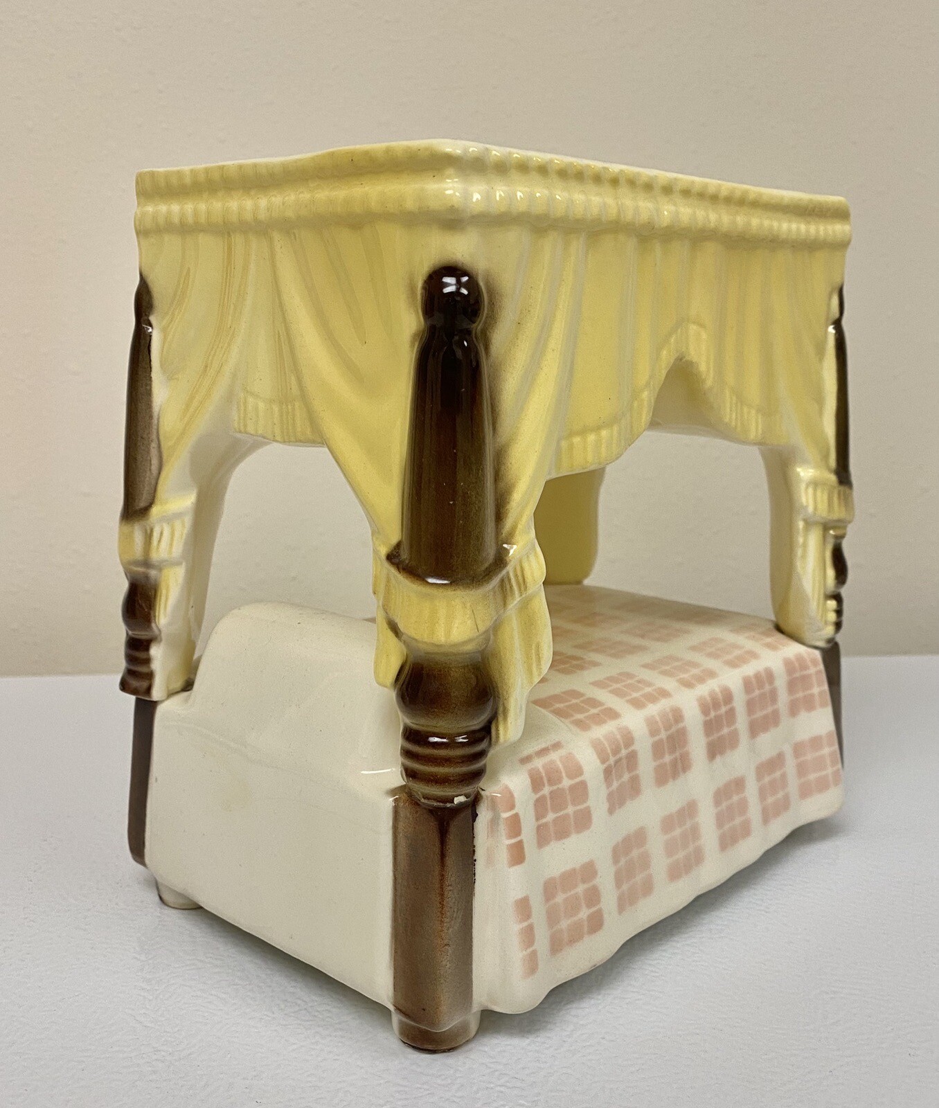 SHAWNEE POTTERY POSTER BED PLANTER YELLOW DRAPERY PINK CHECKER BED SPREAD NICE!