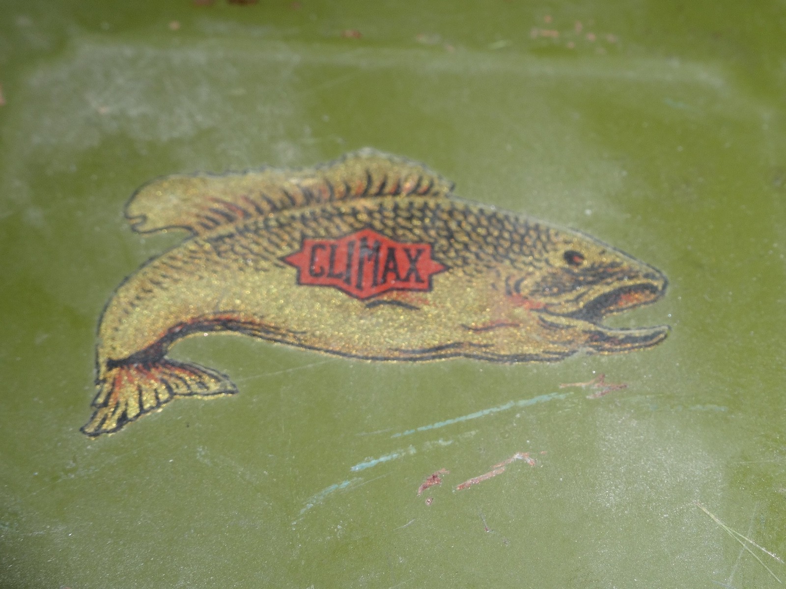 ANTIQUE ORIGINAL CLIMAX FISHING METAL TACKLE BOX FULL OF LURES LITHOGRAPHED FISH