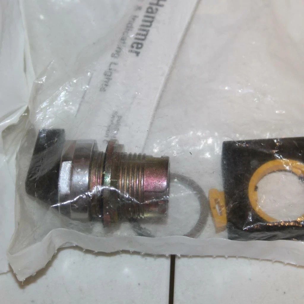 One EATON Cutler Hammer EM22VL61 Lever Selector Switch, 3 Pos