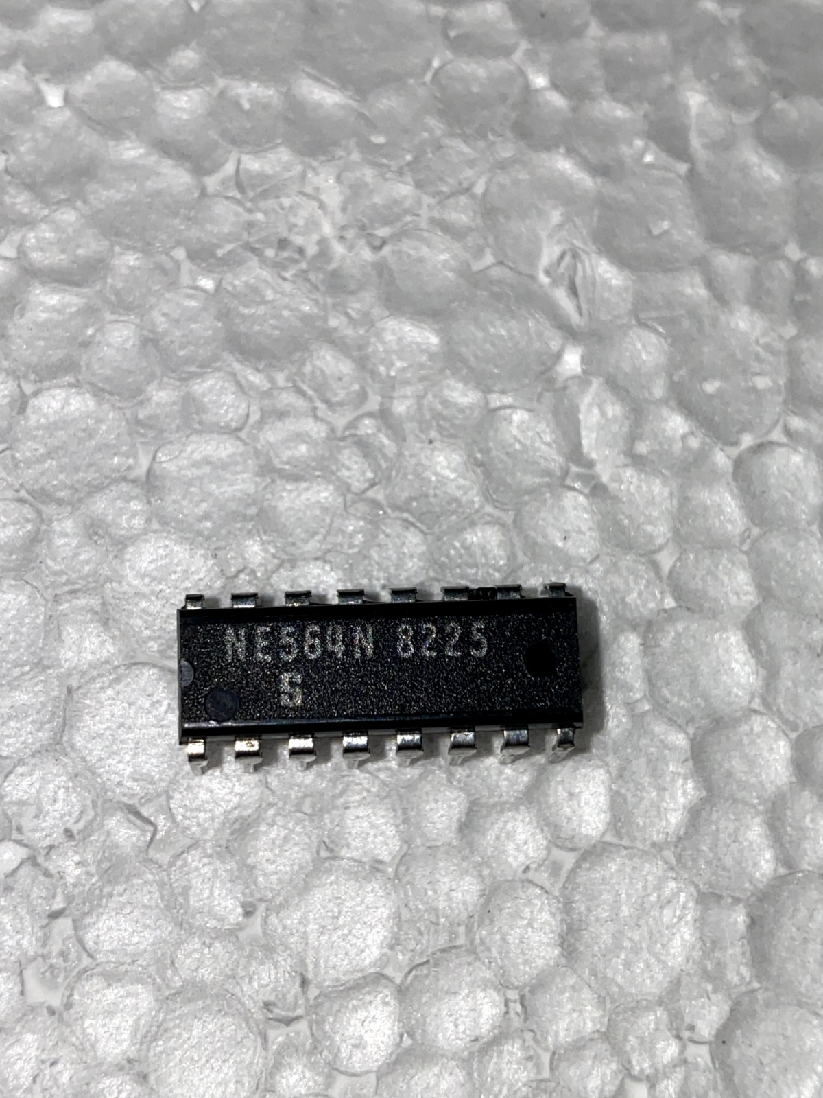 SIGNETICS NE564N 16-Dip Integrated Circuit