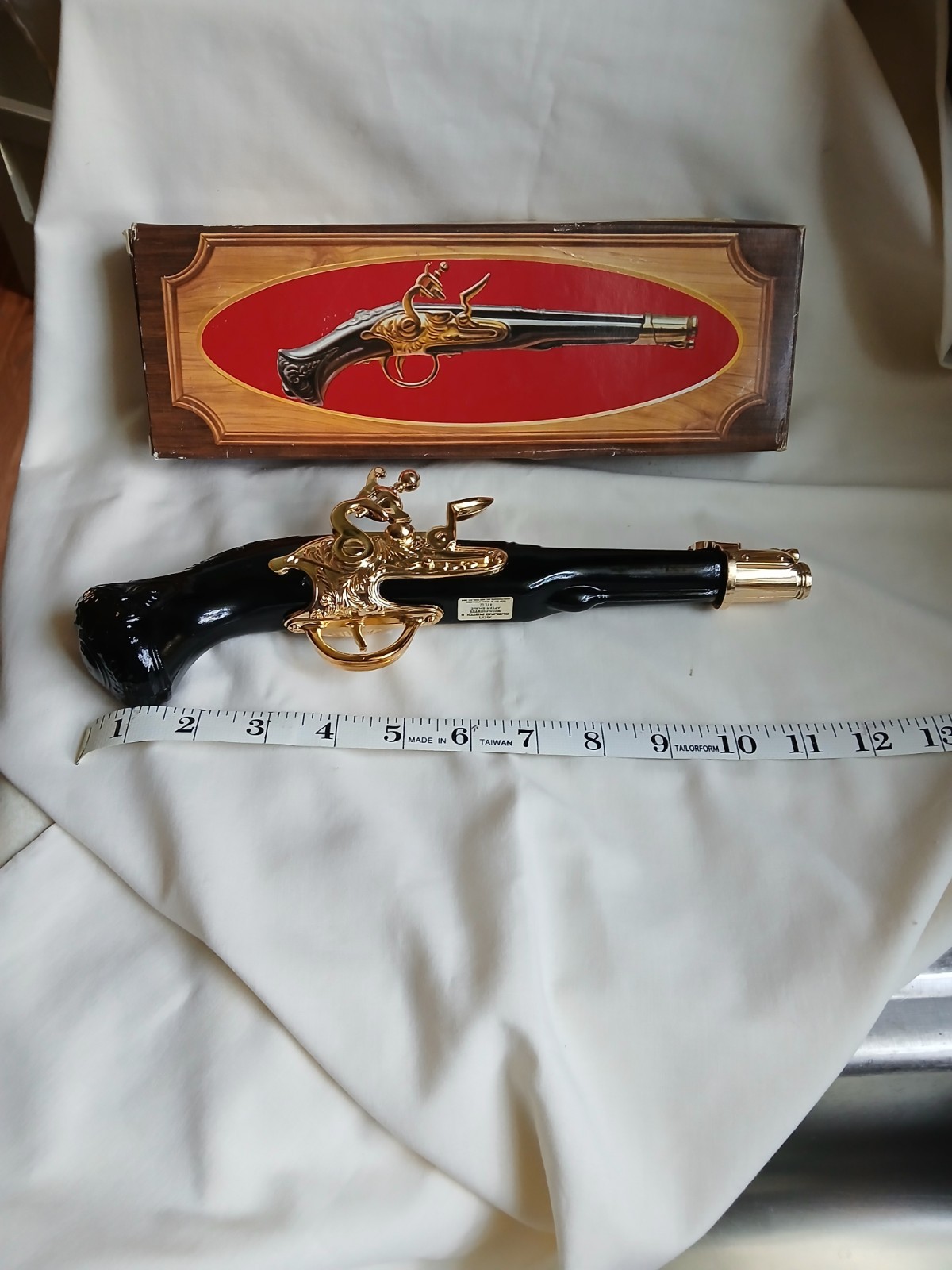 Avon Dueling Pistol II empty bottle  very good condition with box