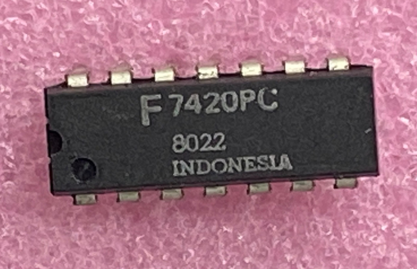 Fairchild 7420PC dual 4-input bipolar NAND gates Integrated Circuit