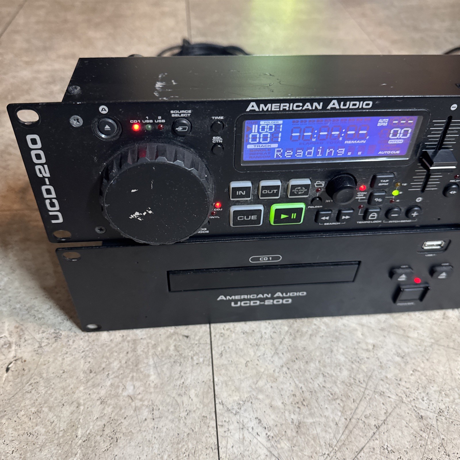 American Audio UCD-200 MKII DJ Controller CD Player WITH CABLE turns on *read*