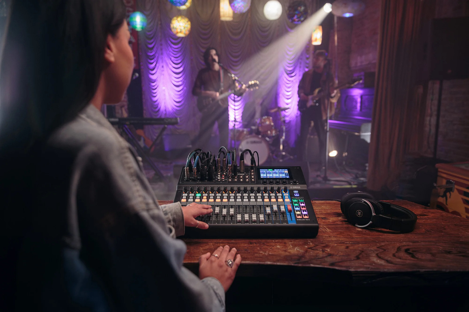 Yamaha MGX16-B 22ch Digital Mixer, dual USB-C audio interface, black