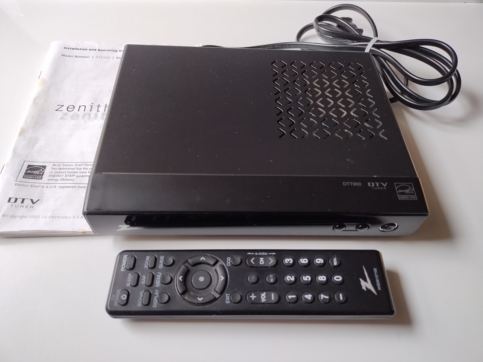 Zenith digital tv tuner converter box dtt900 with extra Coaxial & Monster cables