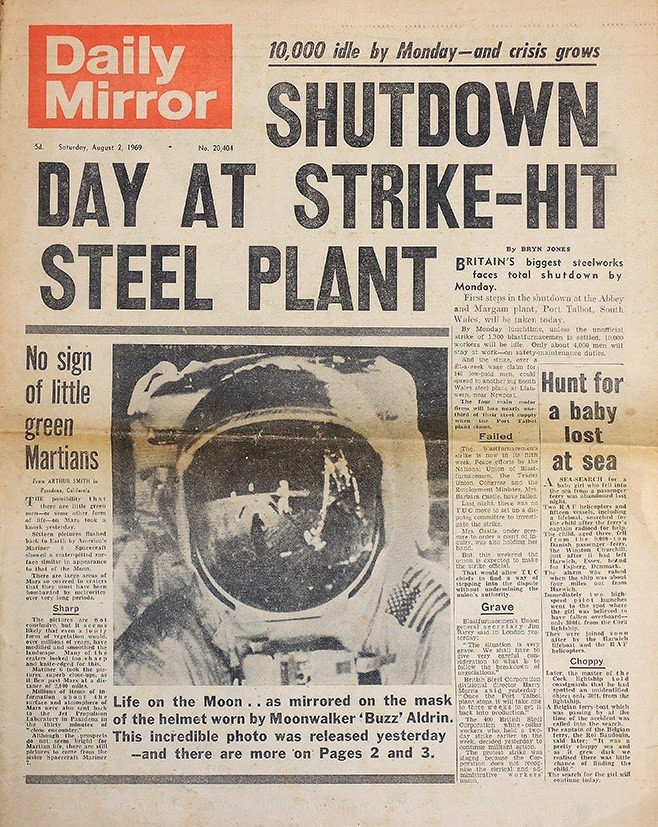 DAILY MIRROR NEWSPAPER 2 AUG 1969 . MAN ON THE MOON APOLLO 11 FRONT COVER