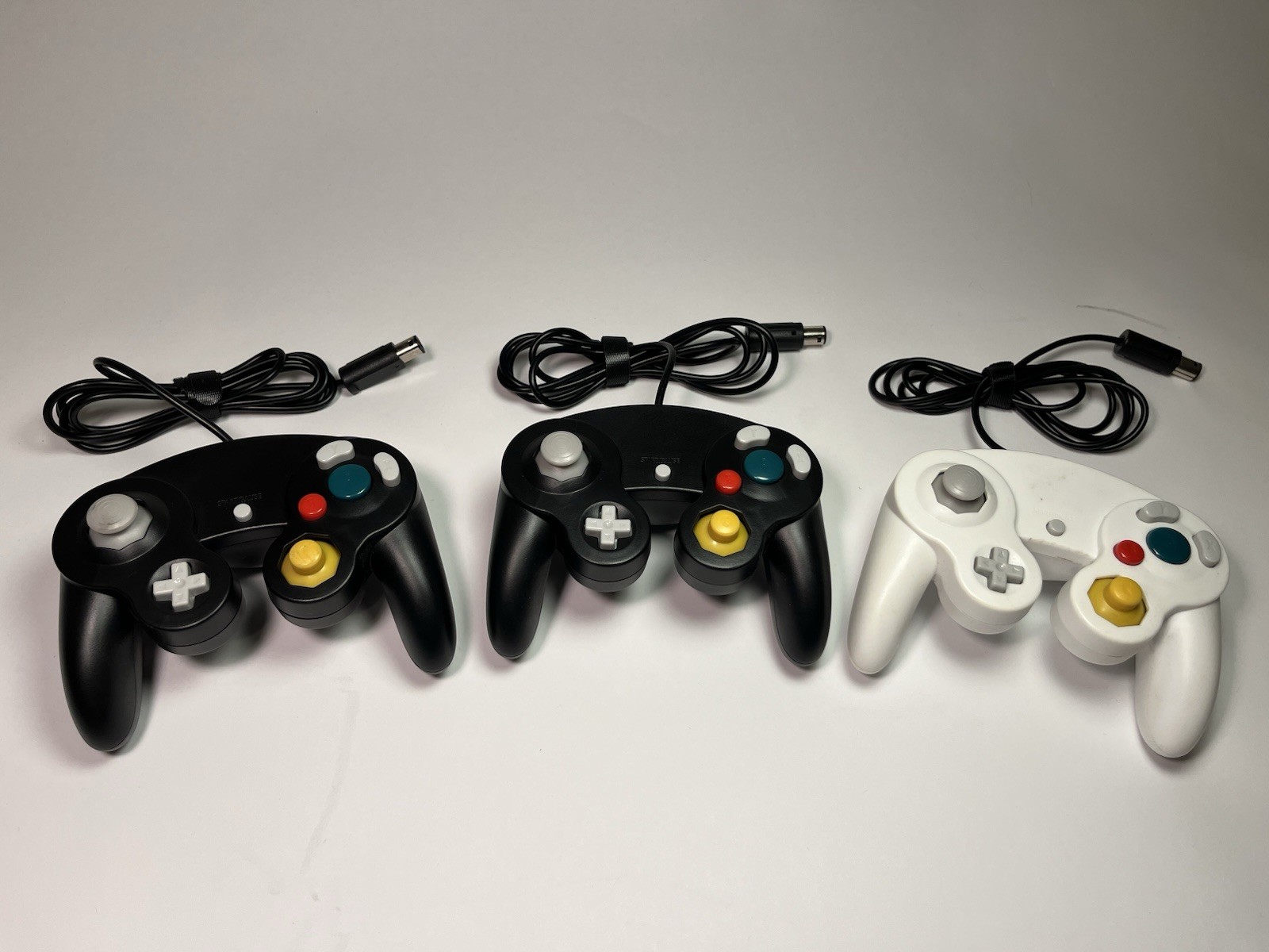 Lot of 3 Unbranded Nintendo Gamecube Controllers WORKING 2 Black + 1 White