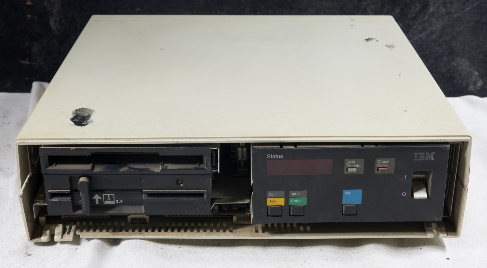 Vintage IBM 3174-91R Controller 3270 mainframe tested to power on 25F7459