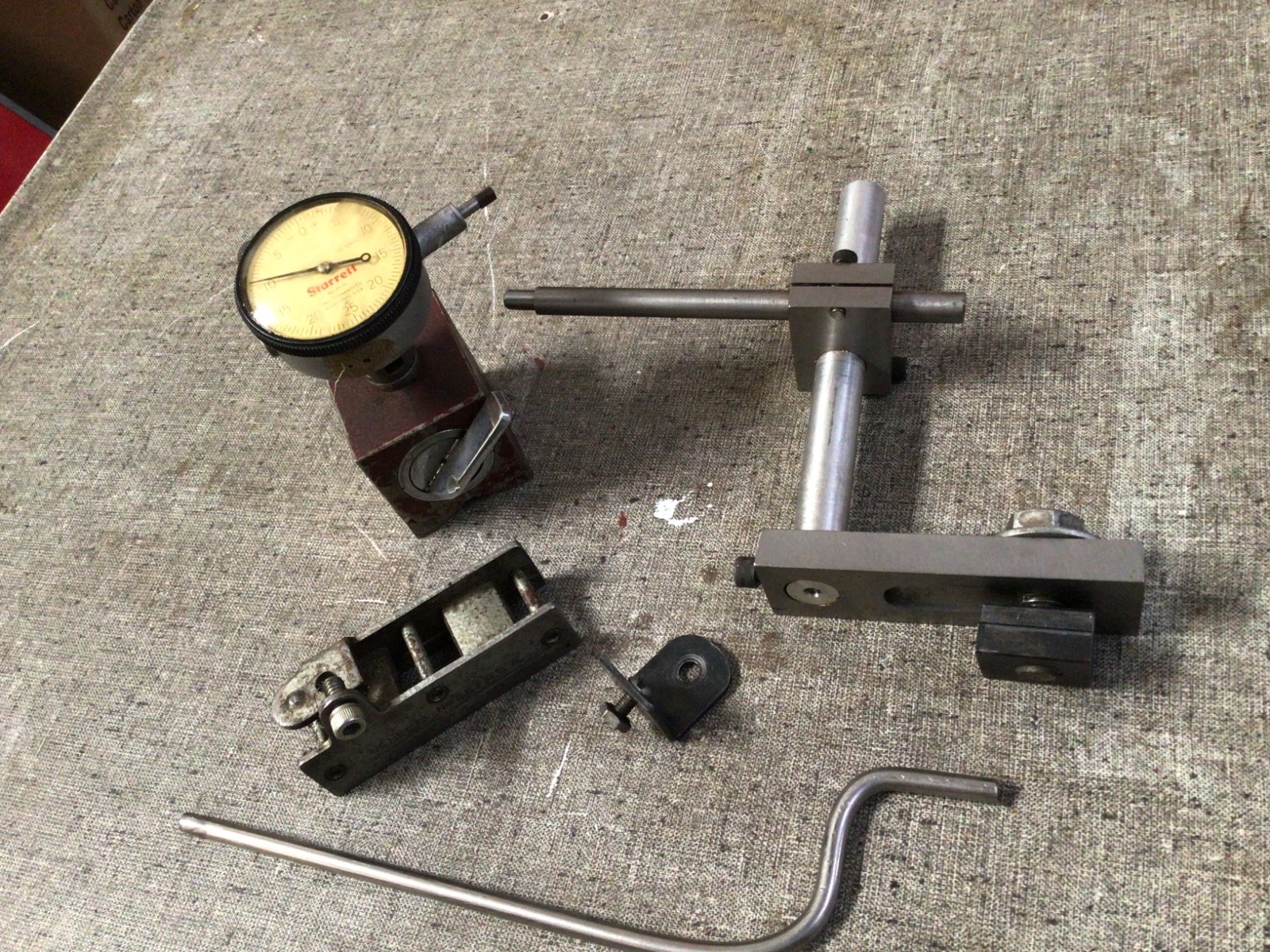 STARRETT No. 690 Magnetic Base No.25-131 Dial Indicator