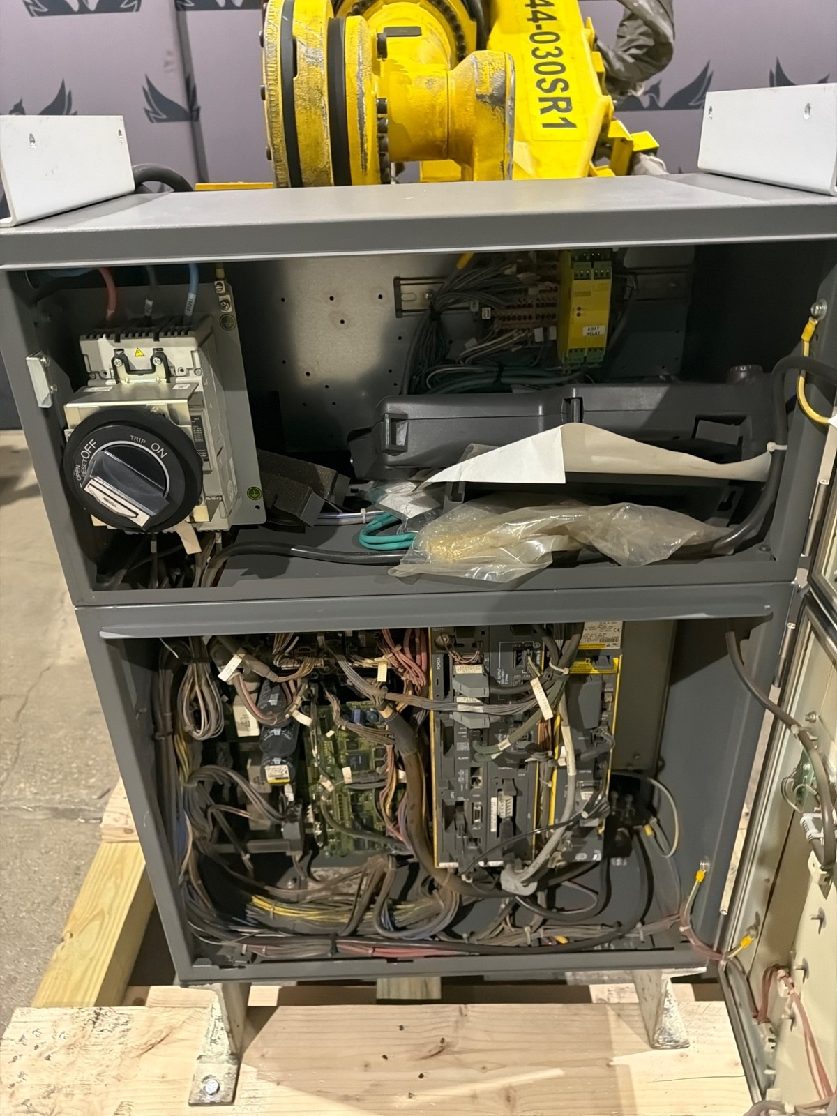 FANUC R‑2000iB/210F Complete w/ R‑30iB Controller USED