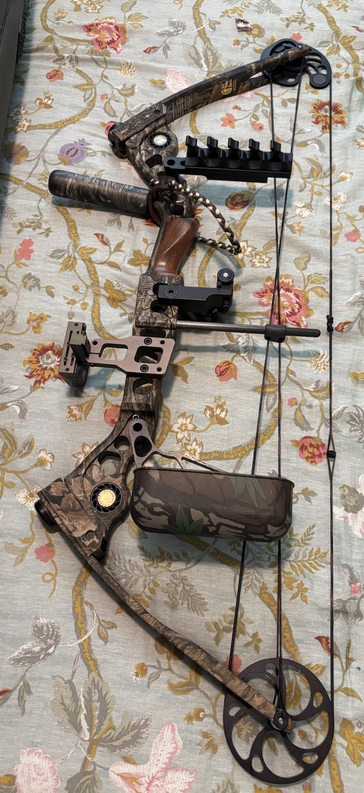Mathews Q2 RH 70lb 27in Draw Aluminum Camo Compound Bow with case and 16 Arrows