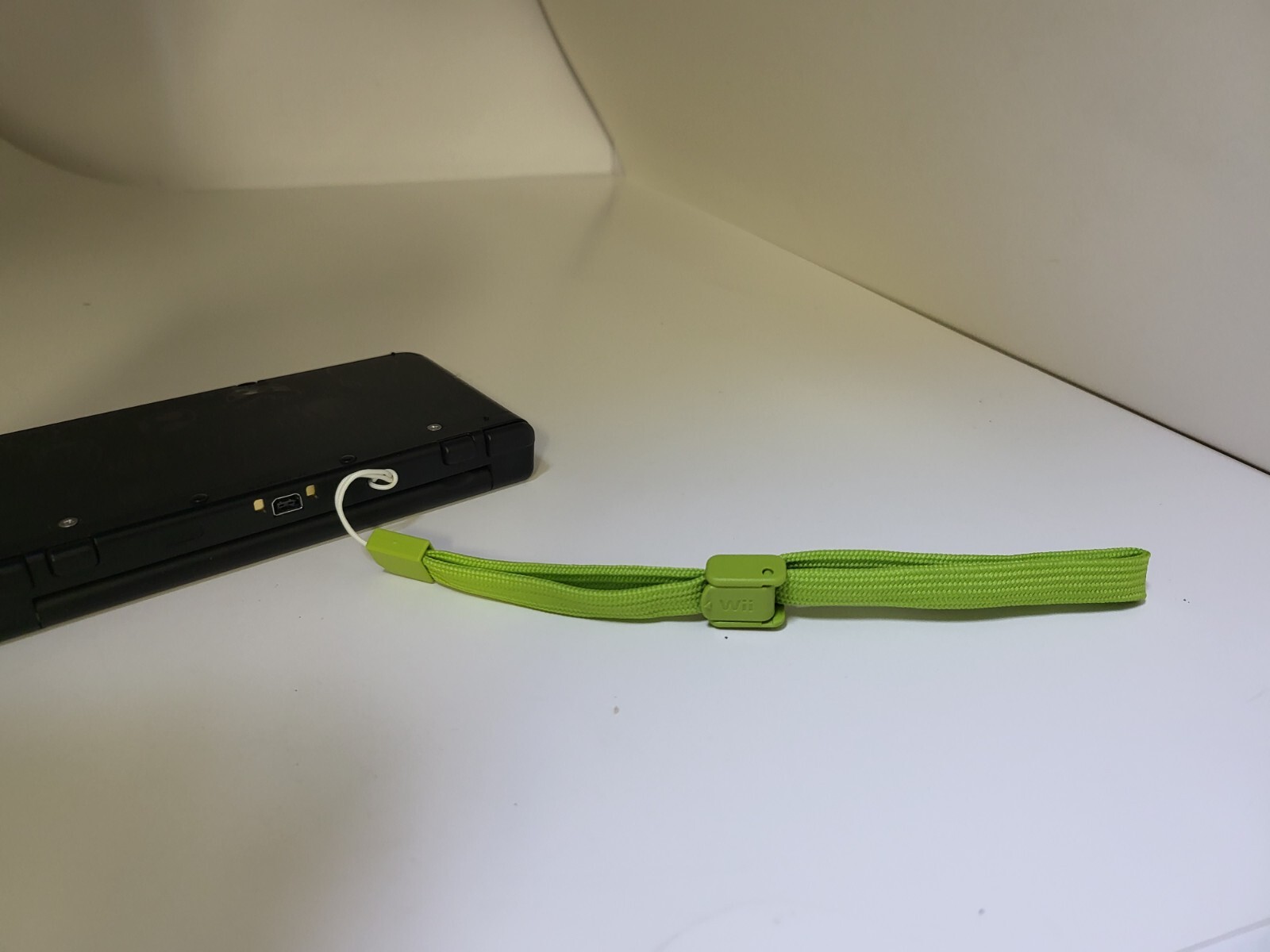 NEW Official Nintendo Green Adjustable Locking Snap Wrist Strap for NEW 3DS