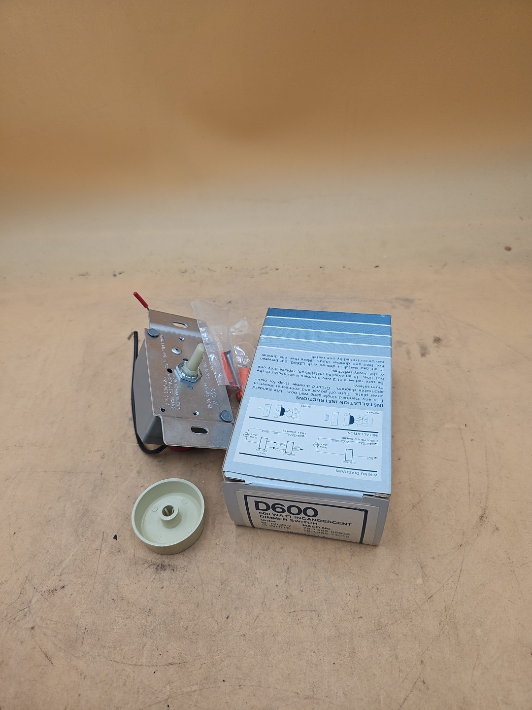 Prescolite Controls D600 600 Watt Incandescent Dimmer Switch. Ivory