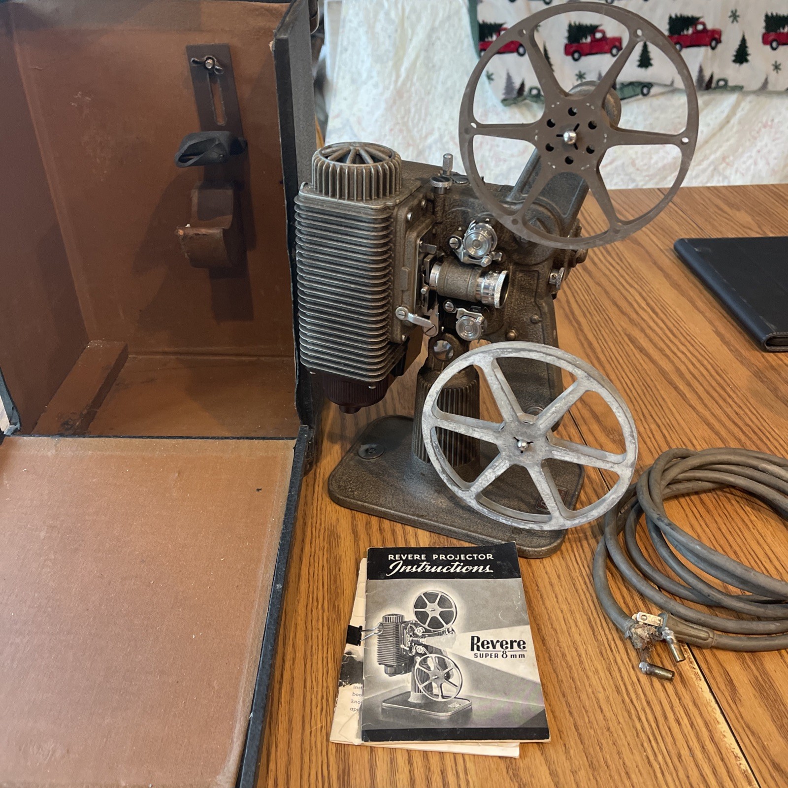Revere Eight Movie Projector Model 85 Vintage ( Tested Working! )