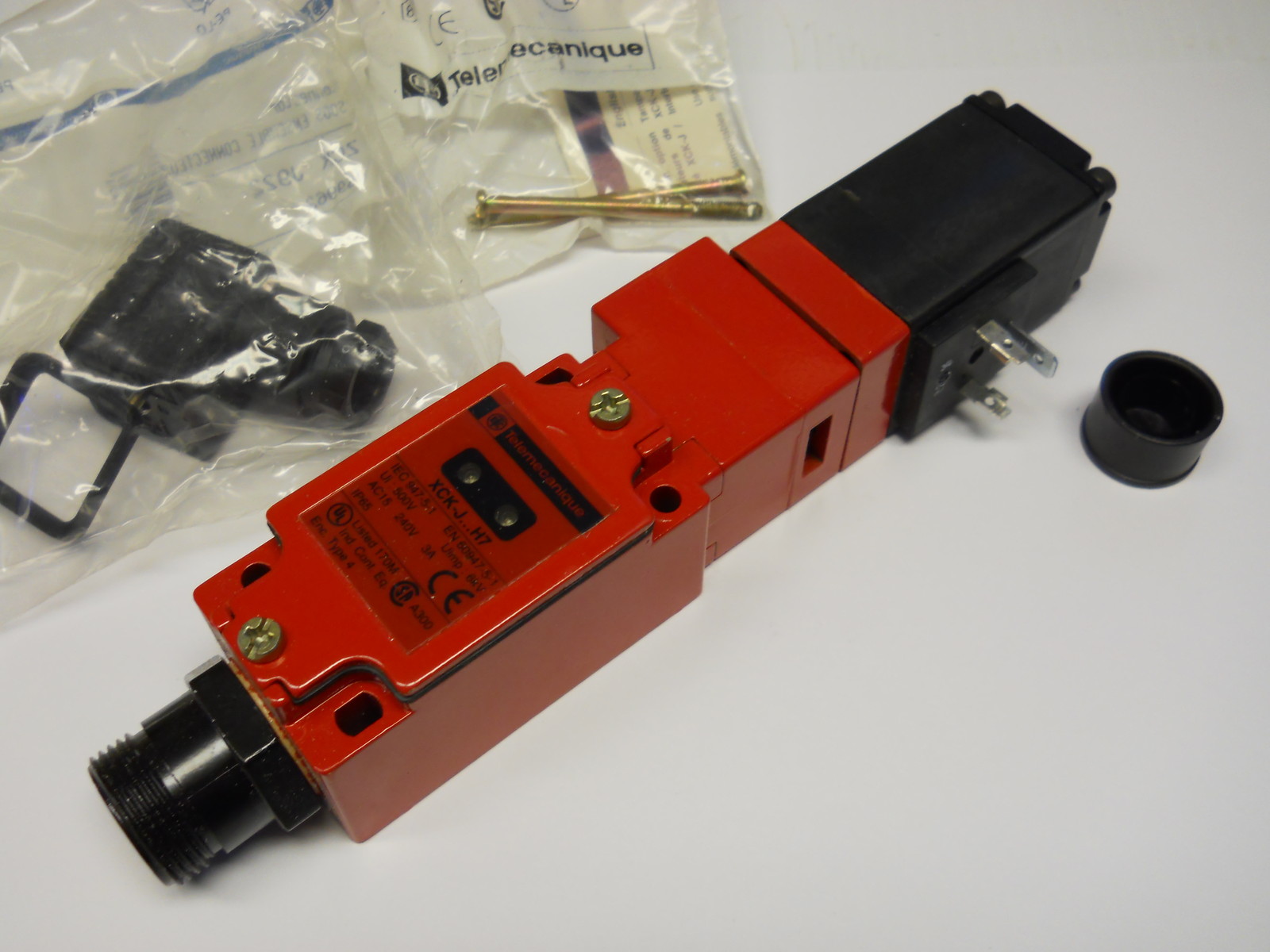 TELEMECANIQUE XCKJ7956F3647 INTERLOCK SAFETY SWITCH KIT NEW CONDITION NO BOX