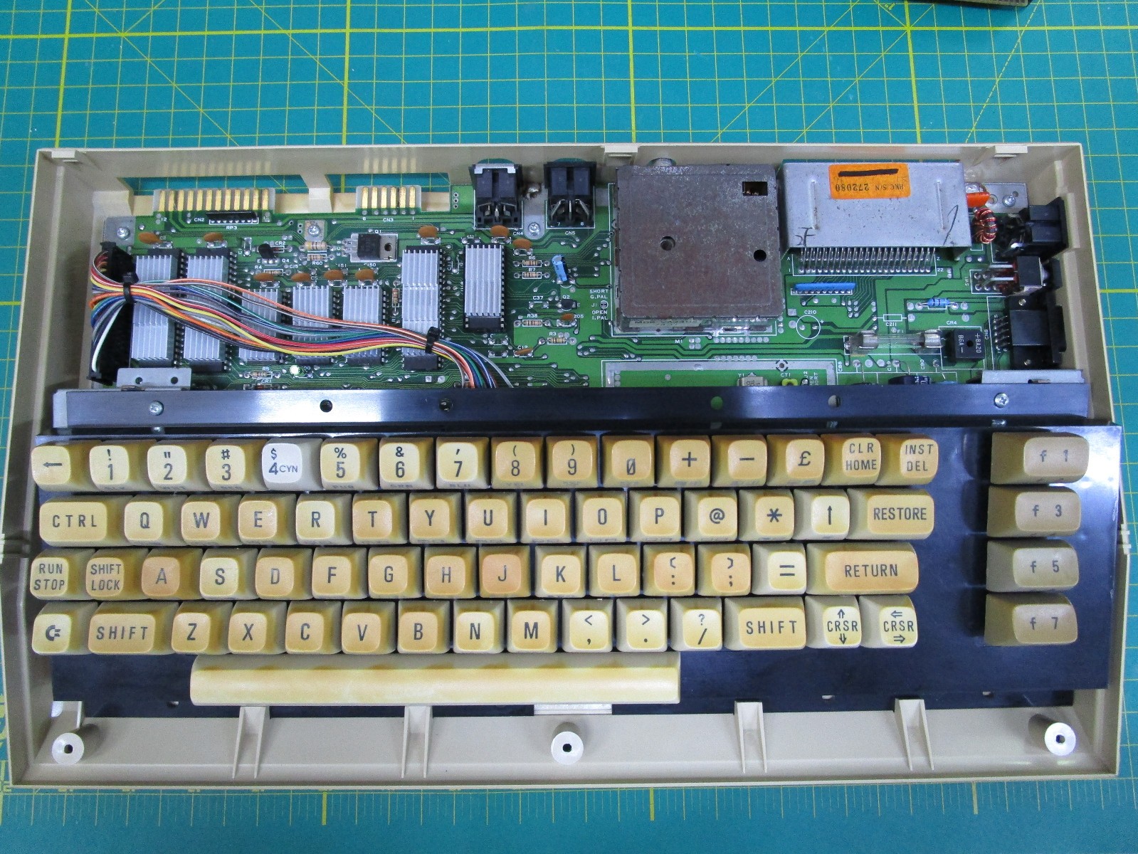 COMMODORE 64C COMPUTER 250466 HEATSINKS C64C TESTED AND WORKING LOT#X8 💻