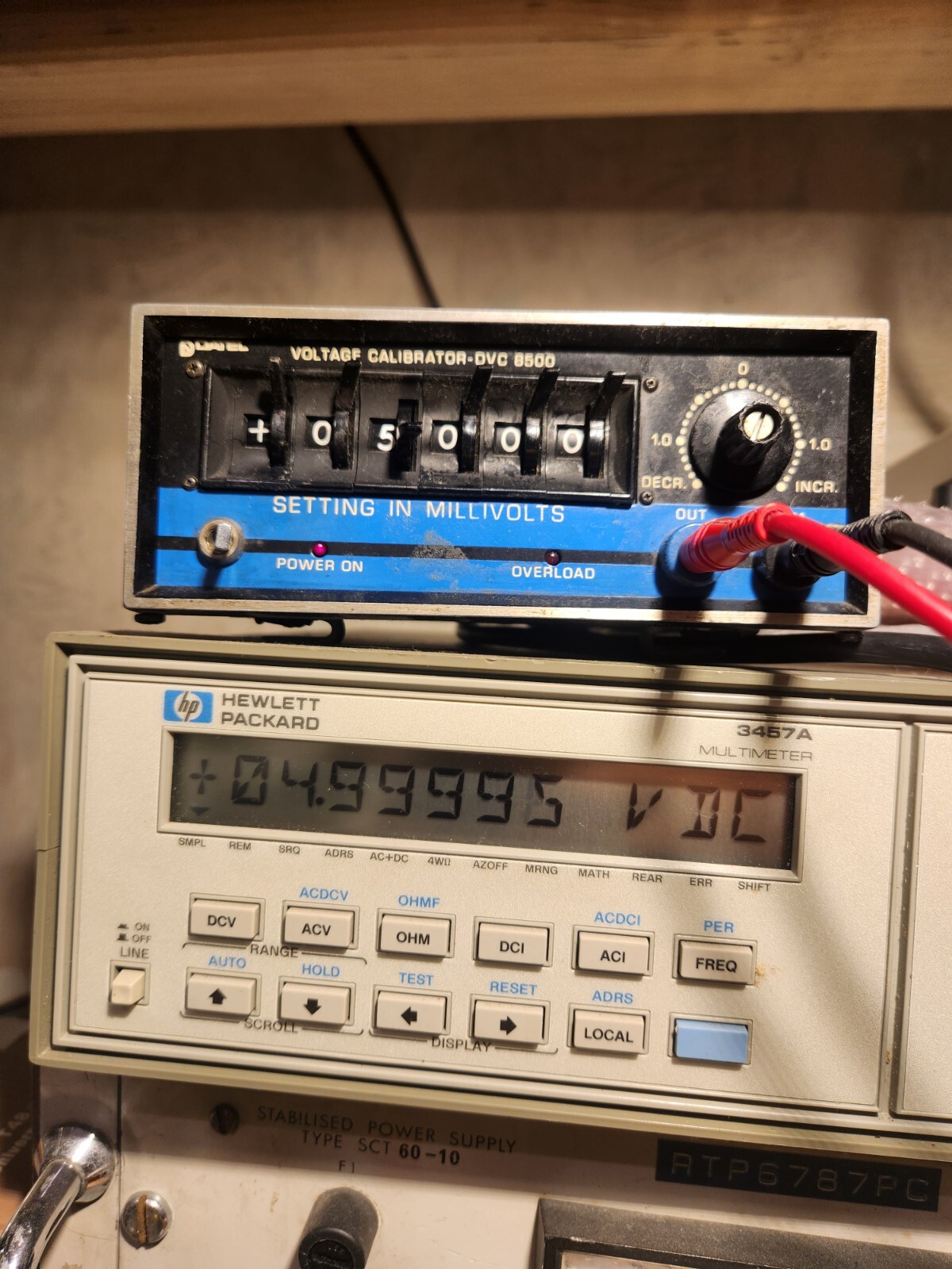Datel high precision voltage source calibrator DVC-8500 A power 230V AC 4.5digit