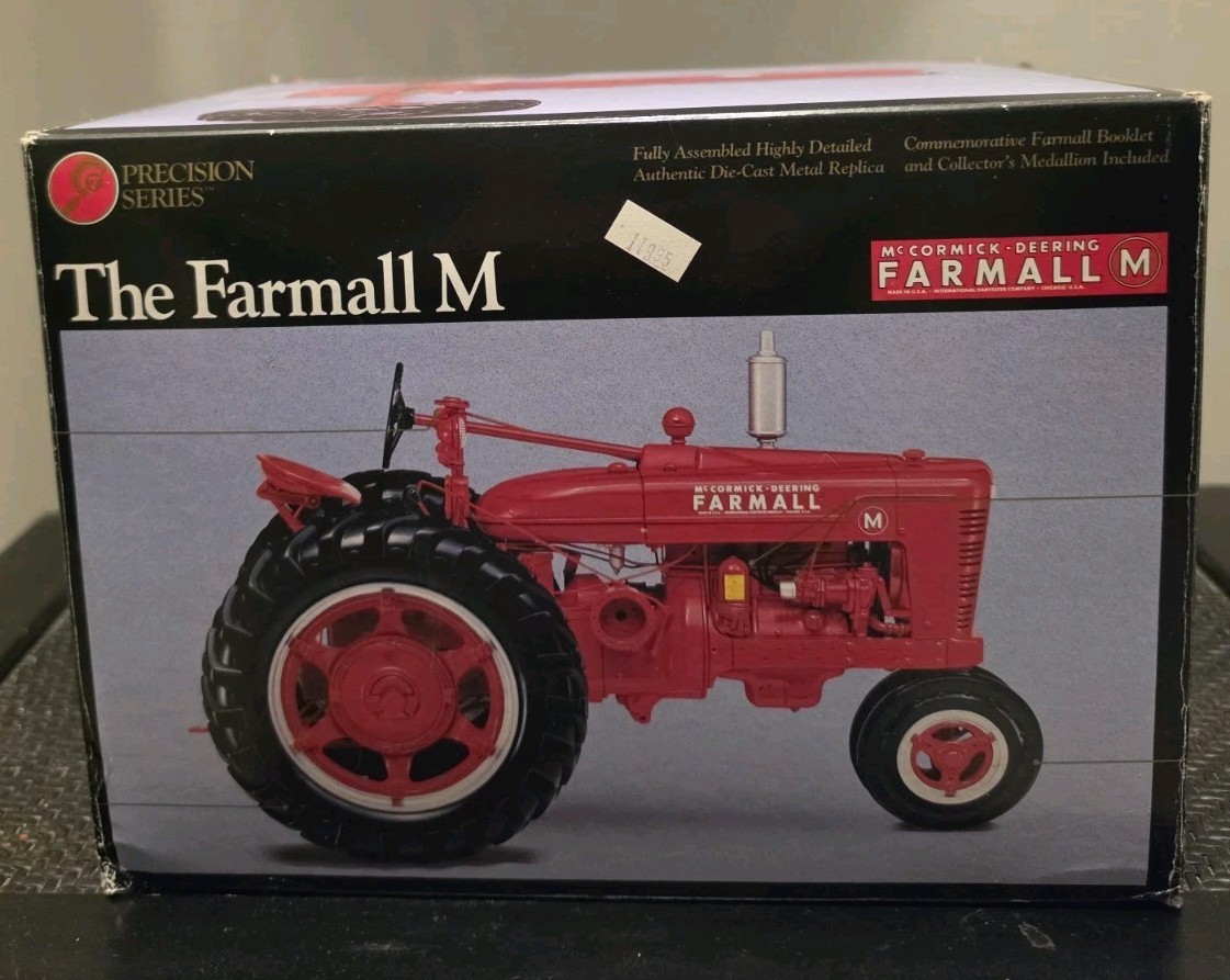ERTL MCCORMICK DEERING FARMALL M TRACTOR+MEDALLION  4610-IHCO 1/16 - UNUSED OPEN