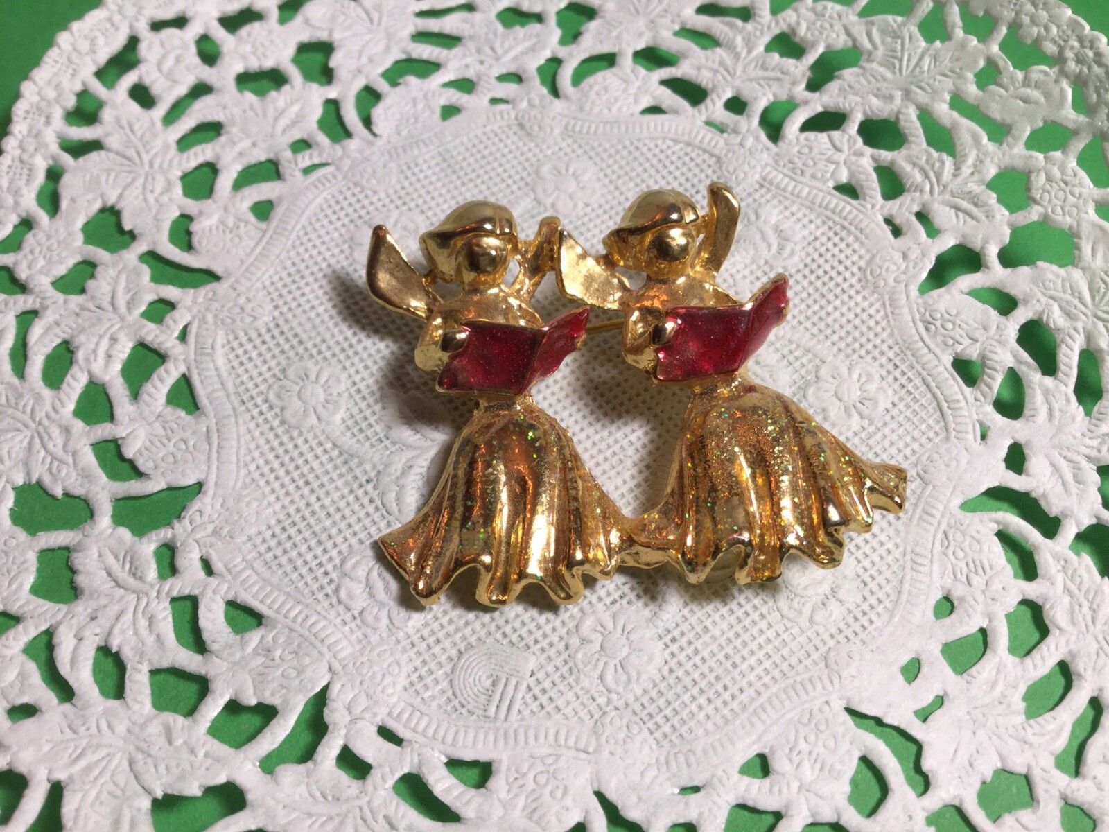 PRETTY DESIGNER SIGNED AAi SINGING ANGELS HOLIDAY CHRISTMAS BROOCH
