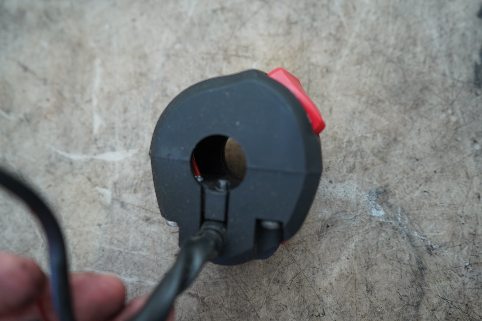 17 SUZUKI GSXR 1000 RIGHT HANDLEBAR CONTROL RUN START SWITCH E-1928
