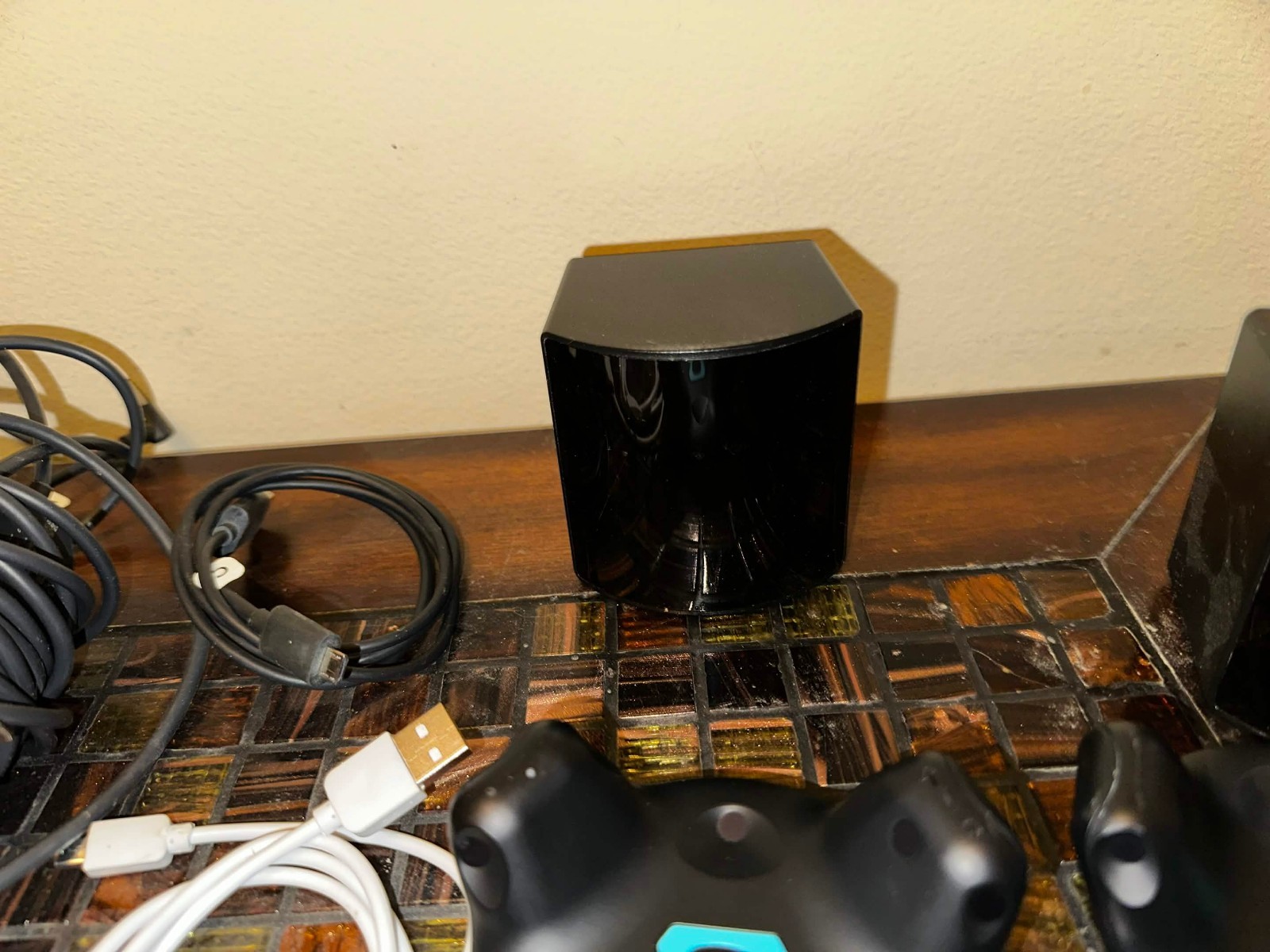 VIVE TRACKER 2.0 FULL BODY TRACKING VR KIT 2 BASE STATIONS 3 HTC TRACKERS