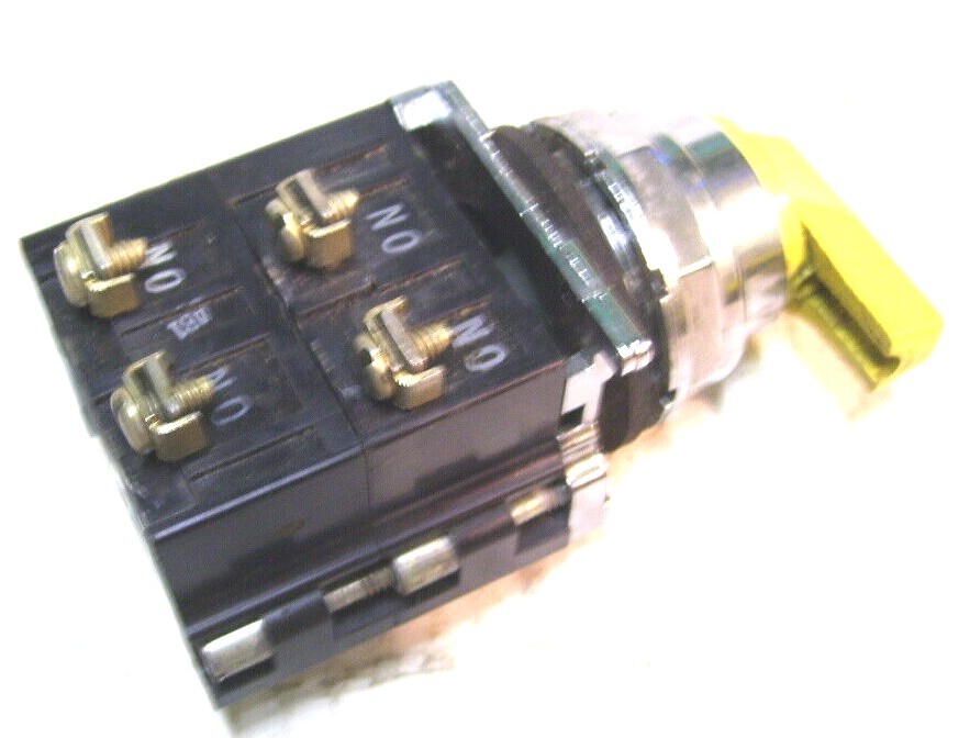 EATON CH CUTLER HAMMER 10250T4043 W/ 4NO 3 POSITION MOMENTARY SELECTOR SW P2554